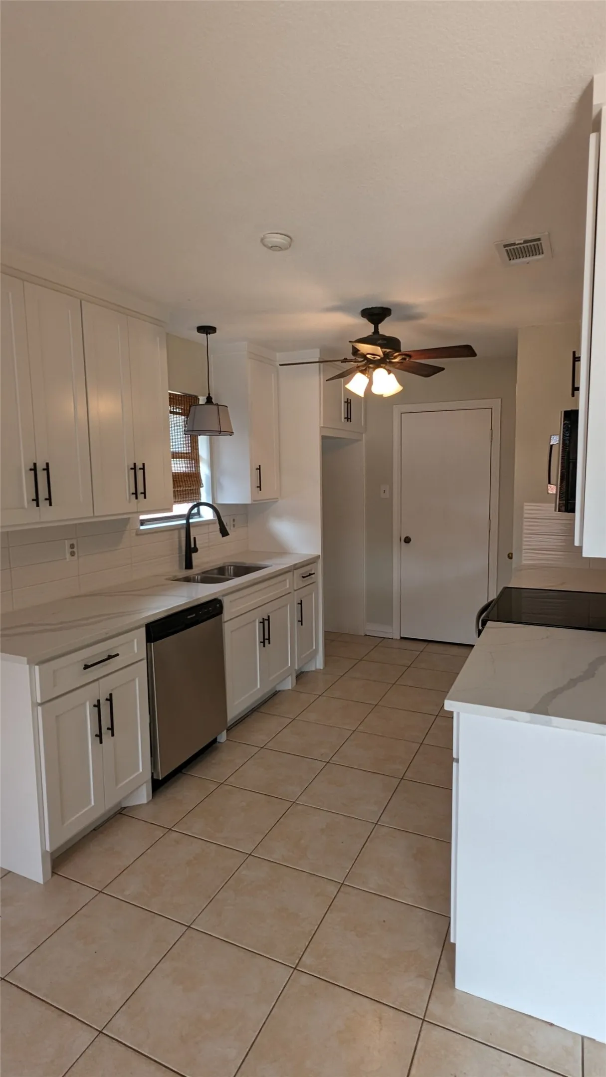 Single Family Residence For Rent in Denton County , 2706 Parkview Drive, Corinth, Texas 76210, 3 Bedroom, 2 Bathroom, 2 Garage spaces, 1,424 Sqft, built in 1986, mls#21359553, Real Estate Agent in Corinth, Homes For Rent in Denton county, Homes For Rent in Corinth, Realtor in Corinth Texas, Real Estate Brokerage Independent Realty Texas, Luminita Cordes Realtor