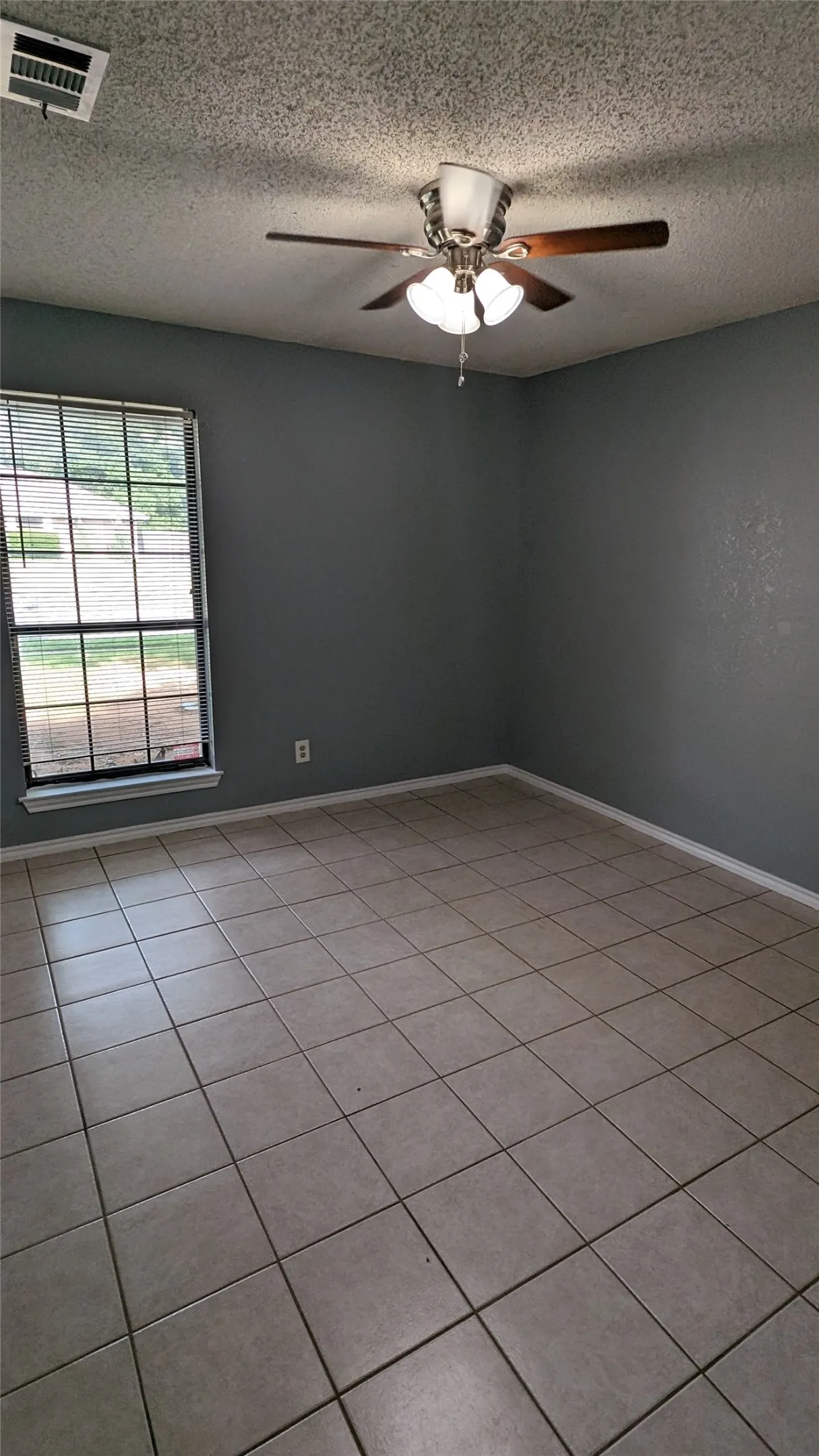 Single Family Residence For Rent in Denton County , 2706 Parkview Drive, Corinth, Texas 76210, 3 Bedroom, 2 Bathroom, 2 Garage spaces, 1,424 Sqft, built in 1986, mls#21359553, Real Estate Agent in Corinth, Homes For Rent in Denton county, Homes For Rent in Corinth, Realtor in Corinth Texas, Real Estate Brokerage Independent Realty Texas, Luminita Cordes Realtor