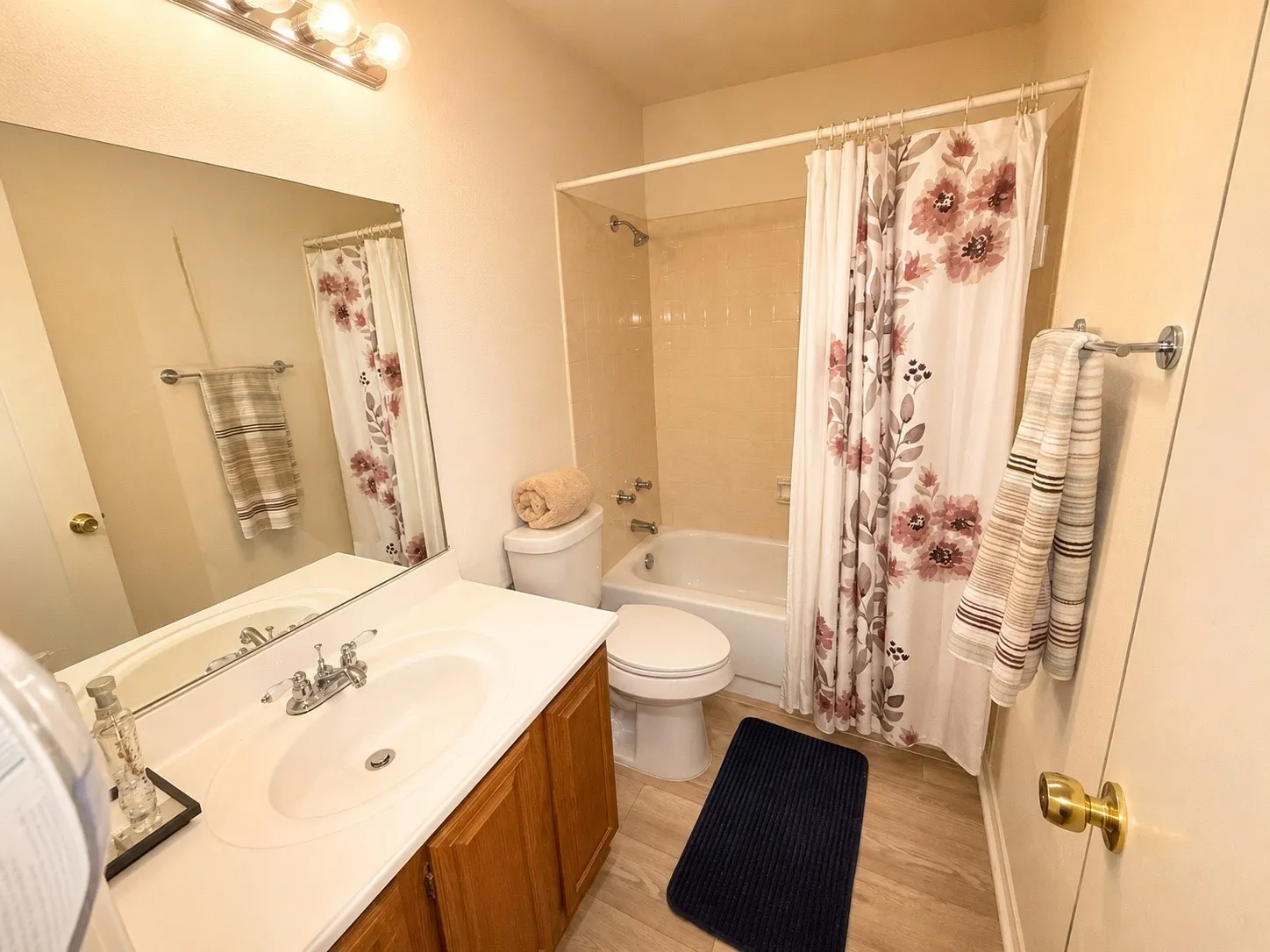 Secondary bathroom.