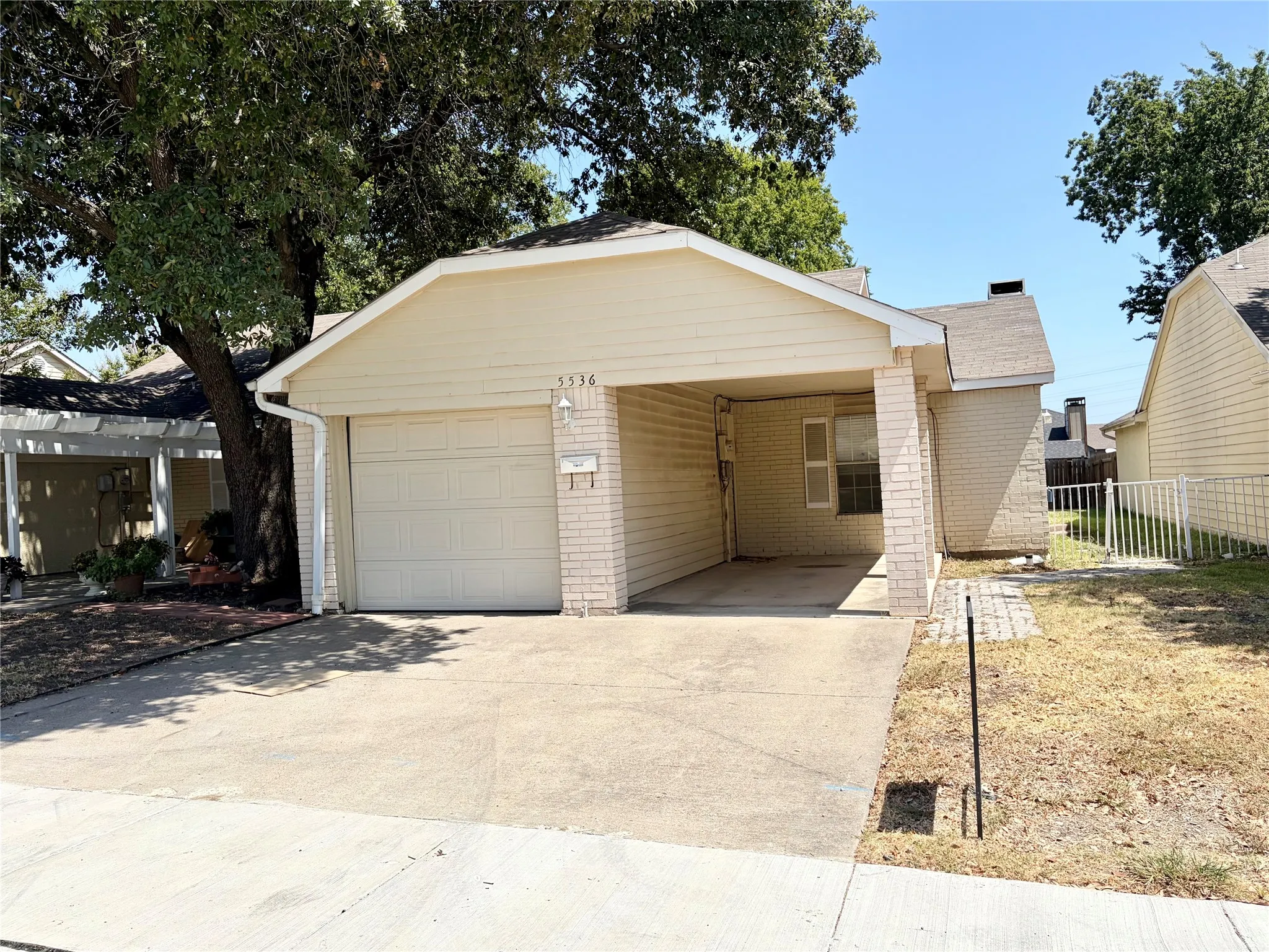 Single Family Residence For Sale in Dallas County , 5536 Club Crest Drive, Mesquite, Texas 75150, 2 Bedroom, 2 Bathroom, 1 Garage spaces, 1,155 Sqft, built in 1983, mls#21360067, Real Estate Agent in Mesquite, Homes For Sale in Dallas county, Homes For Sale in Mesquite, Realtor in Mesquite Texas, Real Estate Brokerage Independent Realty Texas, Luminita Cordes Realtor