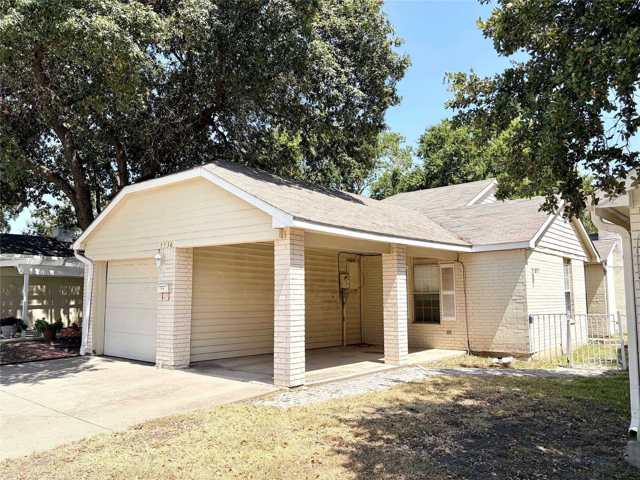 Single Family Residence For Sale in Dallas County , 5536 Club Crest Drive, Mesquite, Texas 75150, 2 Bedroom, 2 Bathroom, 1 Garage spaces, 1,155 Sqft, built in 1983, mls#21360067, Real Estate Agent in Mesquite, Homes For Sale in Dallas county, Homes For Sale in Mesquite, Realtor in Mesquite Texas, Real Estate Brokerage Independent Realty Texas, Luminita Cordes Realtor