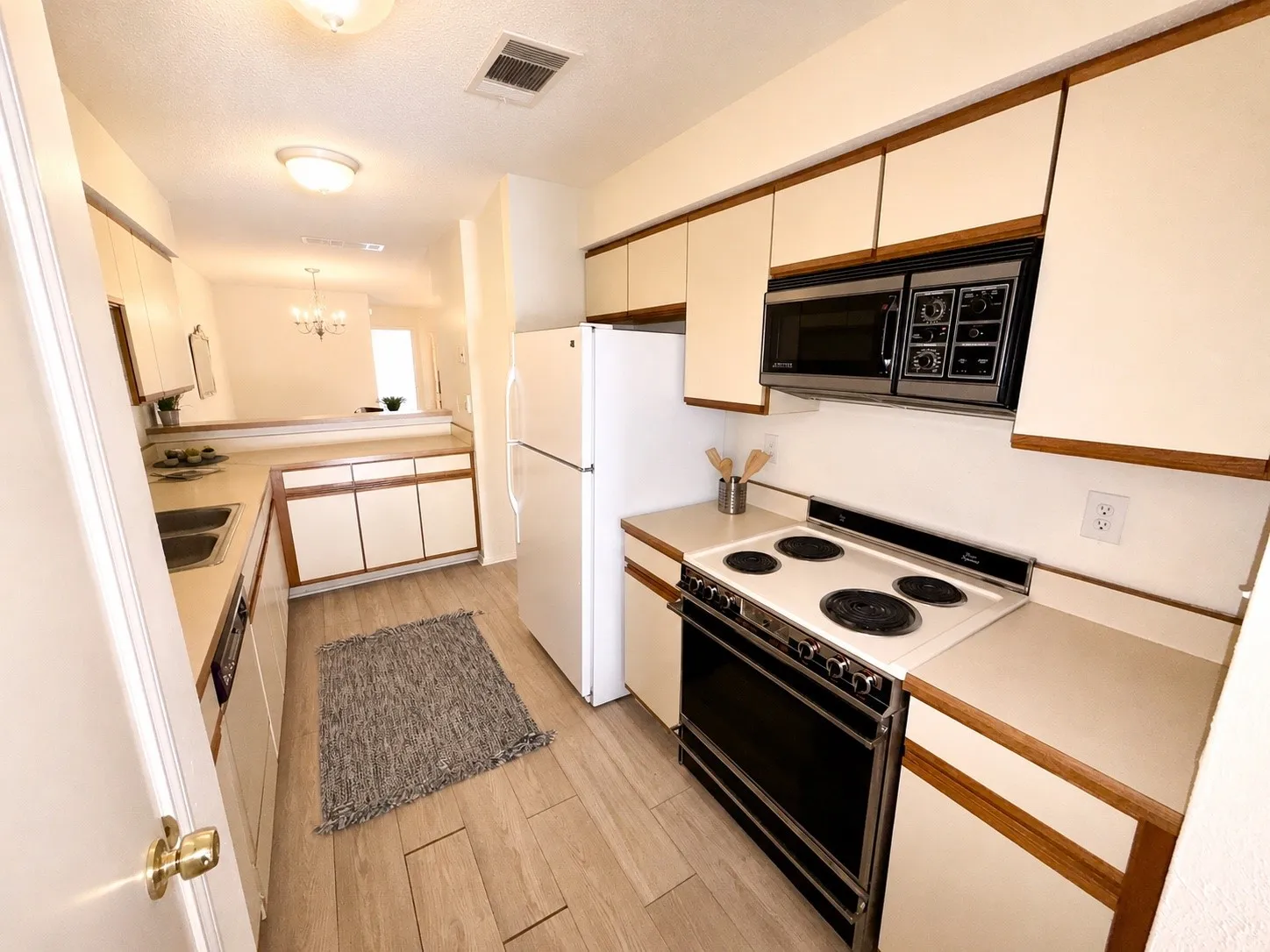 Single Family Residence For Sale in Dallas County , 5536 Club Crest Drive, Mesquite, Texas 75150, 2 Bedroom, 2 Bathroom, 1 Garage spaces, 1,155 Sqft, built in 1983, mls#21360067, Real Estate Agent in Mesquite, Homes For Sale in Dallas county, Homes For Sale in Mesquite, Realtor in Mesquite Texas, Real Estate Brokerage Independent Realty Texas, Luminita Cordes Realtor