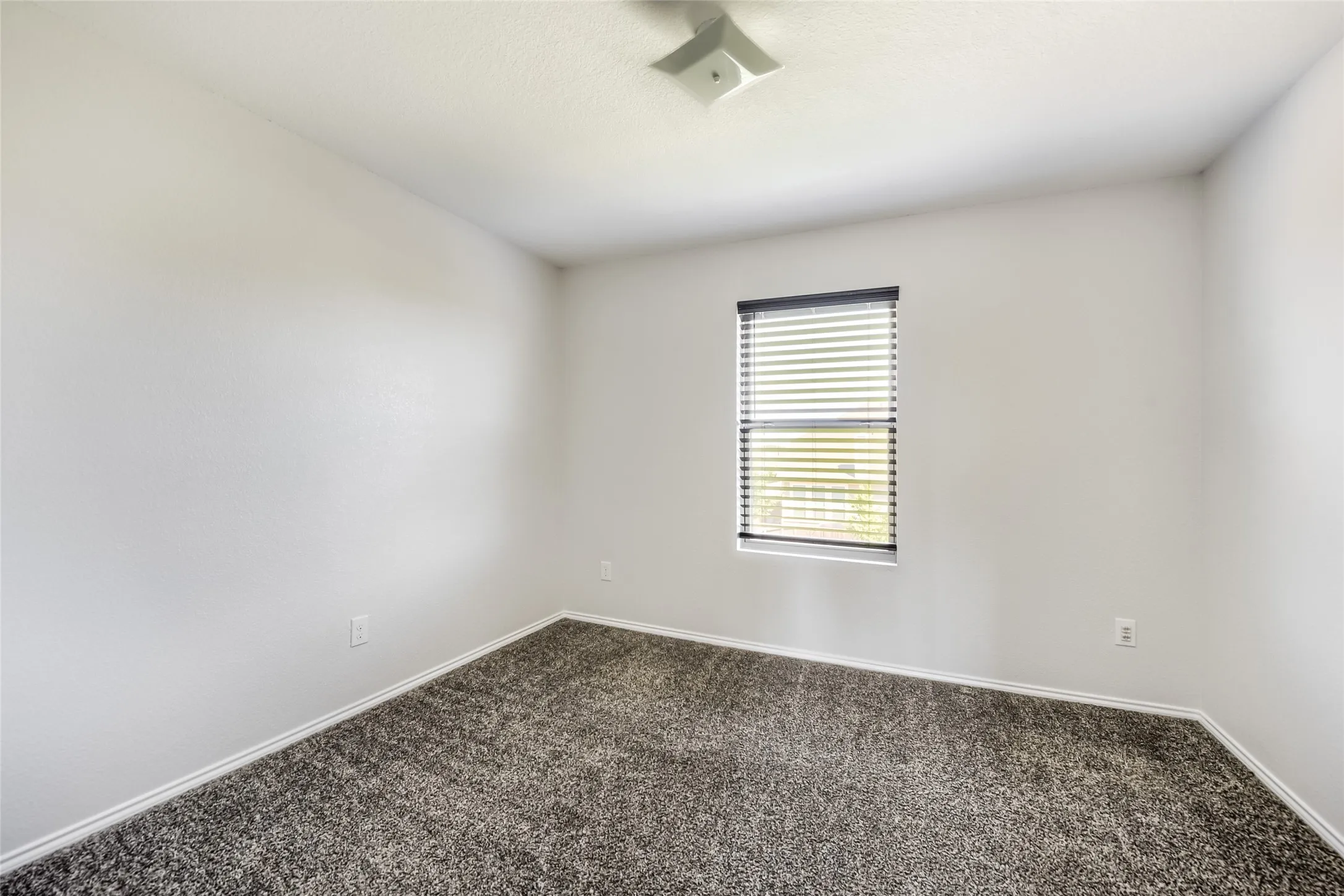 Single Family Residence For Sale in Tarrant County , 2008 Sun Star Drive, Haslet, Texas 76052, 3 Bedroom, 3 Bathroom, 2 Garage spaces, 2,274 Sqft, built in 2021, mls#21358026, Real Estate Agent in Haslet, Homes For Sale in Tarrant county, Homes For Sale in Haslet, Realtor in Haslet Texas, Real Estate Brokerage Independent Realty Texas, Luminita Cordes Realtor