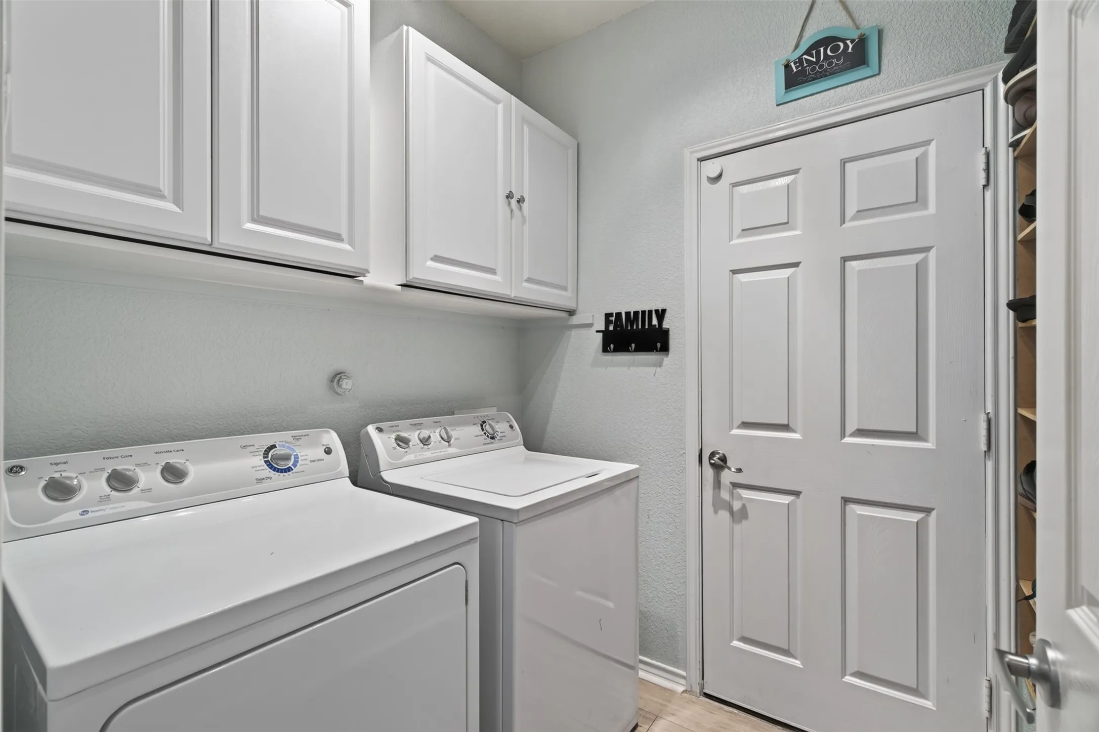Single Family Residence For Sale in Dallas County , 2151 Van Zandt Drive, Grand Prairie, Texas 75052, 3 Bedroom, 2 Bathroom, 2 Garage spaces, 2,002 Sqft, built in 2006, mls#21357859, Real Estate Agent in Grand Prairie, Homes For Sale in Dallas county, Homes For Sale in Grand Prairie, Realtor in Grand Prairie Texas, Real Estate Brokerage Independent Realty Texas, Luminita Cordes Realtor