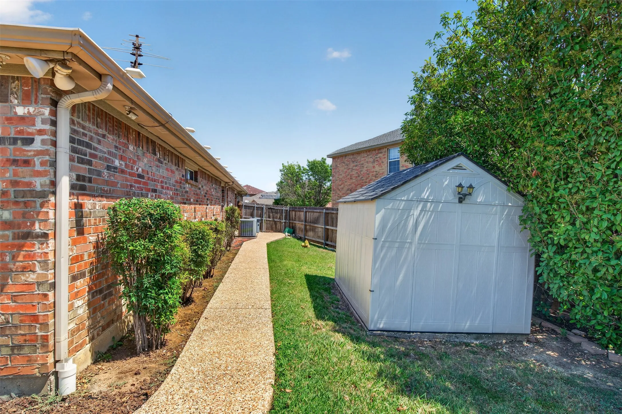 Single Family Residence For Sale in Dallas County , 2151 Van Zandt Drive, Grand Prairie, Texas 75052, 3 Bedroom, 2 Bathroom, 2 Garage spaces, 2,002 Sqft, built in 2006, mls#21357859, Real Estate Agent in Grand Prairie, Homes For Sale in Dallas county, Homes For Sale in Grand Prairie, Realtor in Grand Prairie Texas, Real Estate Brokerage Independent Realty Texas, Luminita Cordes Realtor