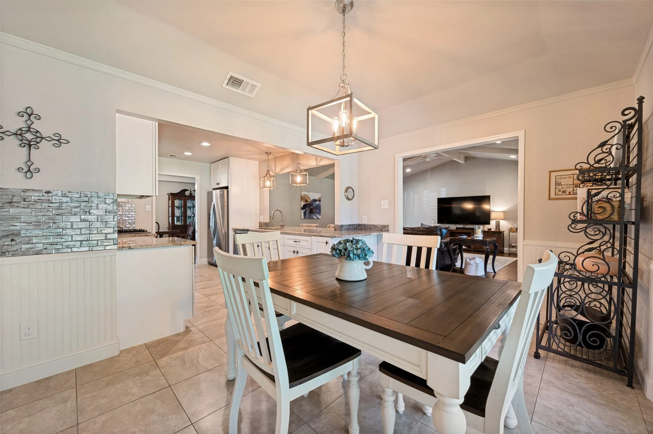 Single Family Residence For Sale in Dallas County , 3959 Goodfellow Drive, Dallas, Texas 75229, 4 Bedroom, 3 Bathroom, 2 Garage spaces, 2,494 Sqft, built in 1969, mls#21359022, Real Estate Agent in Dallas, Homes For Sale in Dallas county, Homes For Sale in Dallas, Realtor in Dallas Texas, Real Estate Brokerage Independent Realty Texas, Luminita Cordes Realtor