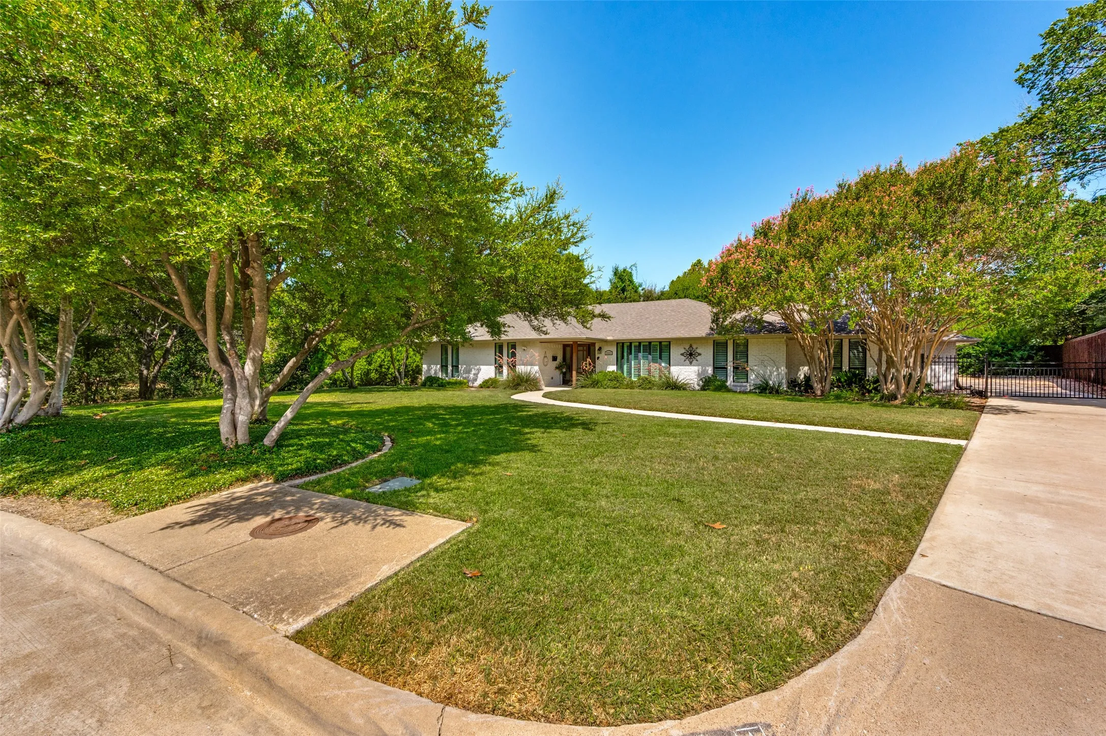 Single Family Residence For Sale in Dallas County , 3959 Goodfellow Drive, Dallas, Texas 75229, 4 Bedroom, 3 Bathroom, 2 Garage spaces, 2,494 Sqft, built in 1969, mls#21359022, Real Estate Agent in Dallas, Homes For Sale in Dallas county, Homes For Sale in Dallas, Realtor in Dallas Texas, Real Estate Brokerage Independent Realty Texas, Luminita Cordes Realtor