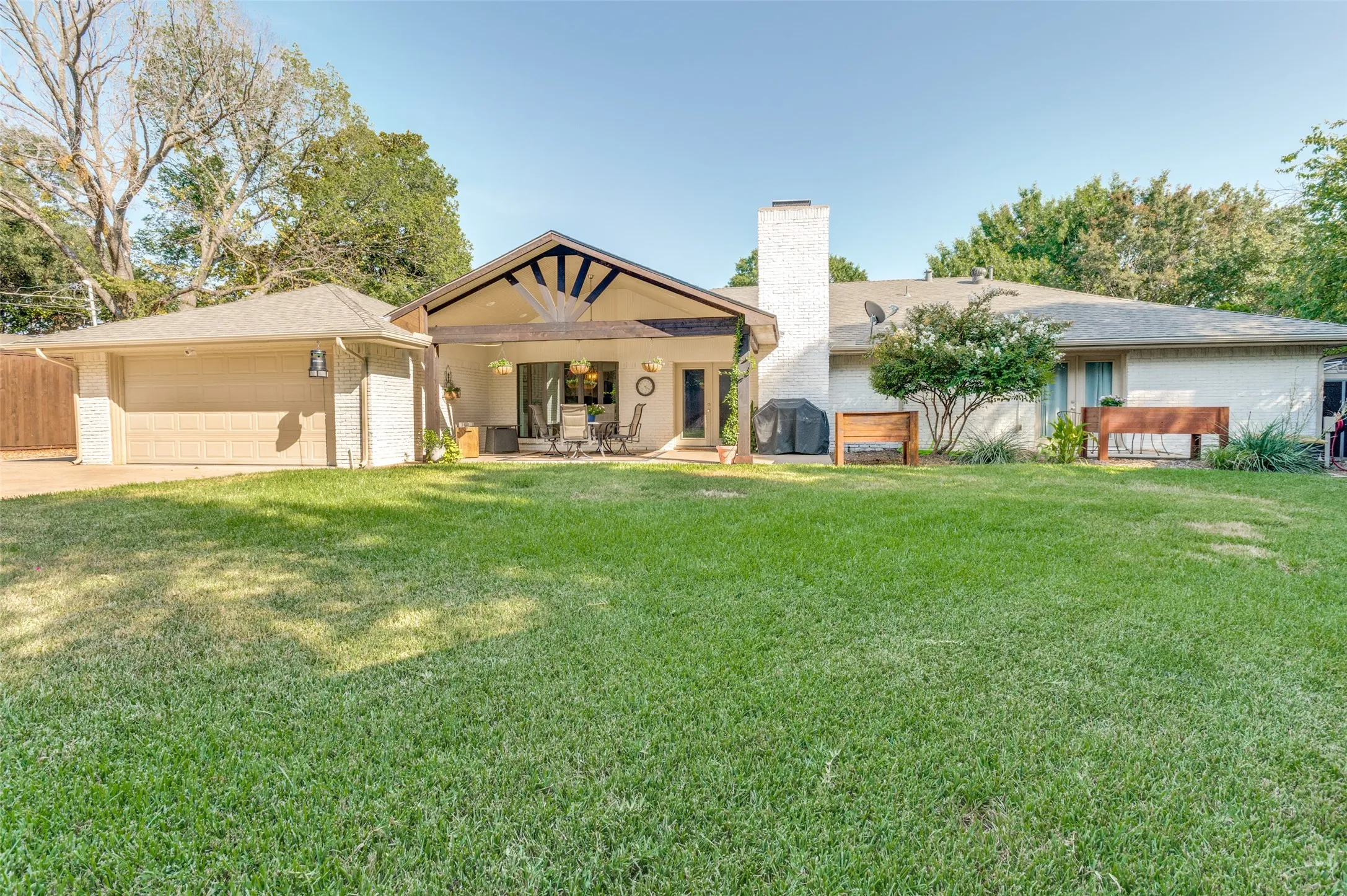 Huge backyard, Covered Patio
