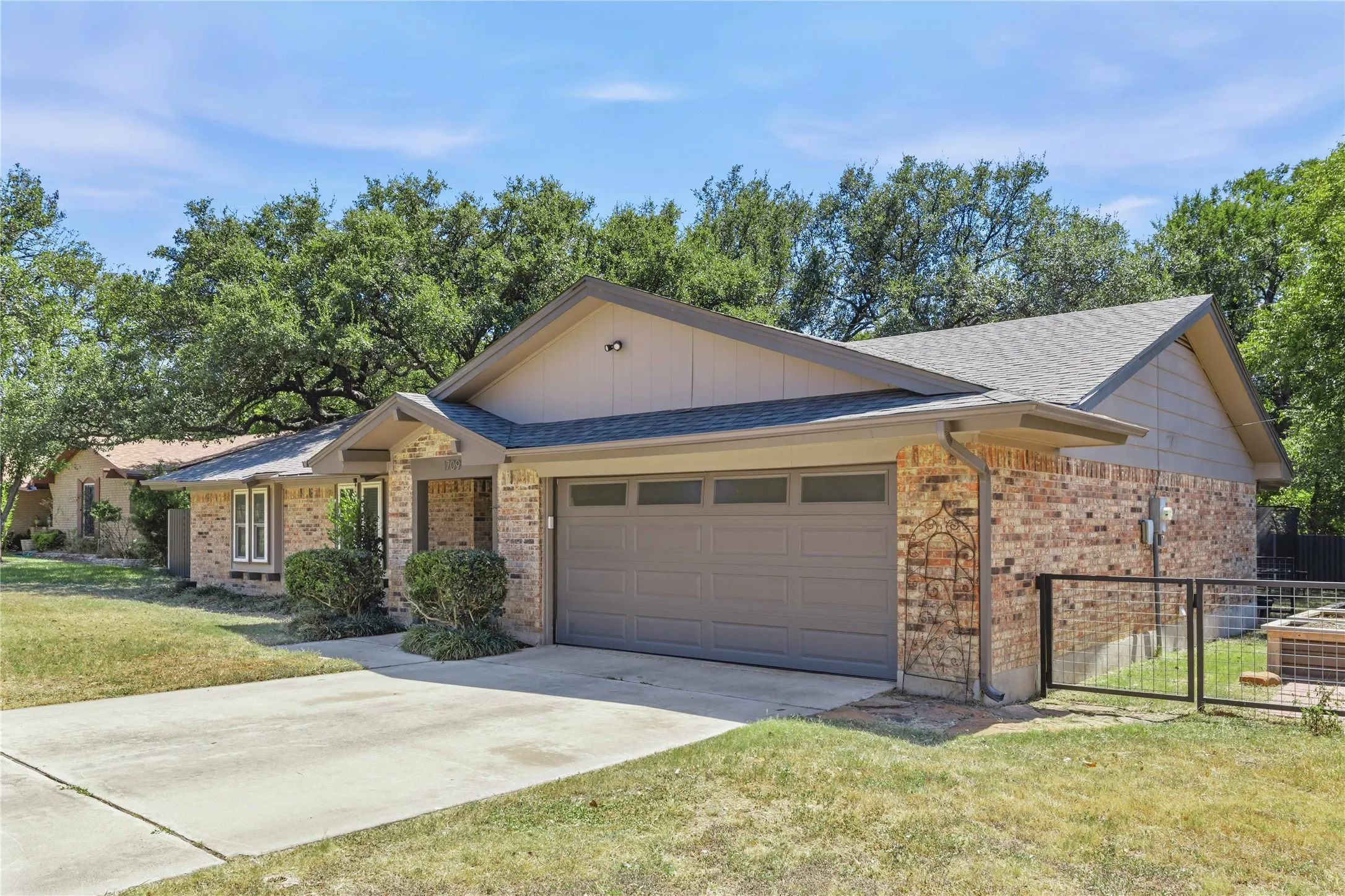 Single Family Residence For Sale in Brown County , 1709 Broadmoor Drive, Brownwood, Texas 76801, 3 Bedroom, 2 Bathroom, 2 Garage spaces, 1,997 Sqft, built in 1970, mls#21359801, Real Estate Agent in Brownwood, Homes For Sale in Brown county, Homes For Sale in Brownwood, Realtor in Brownwood Texas, Real Estate Brokerage Independent Realty Texas, Luminita Cordes Realtor