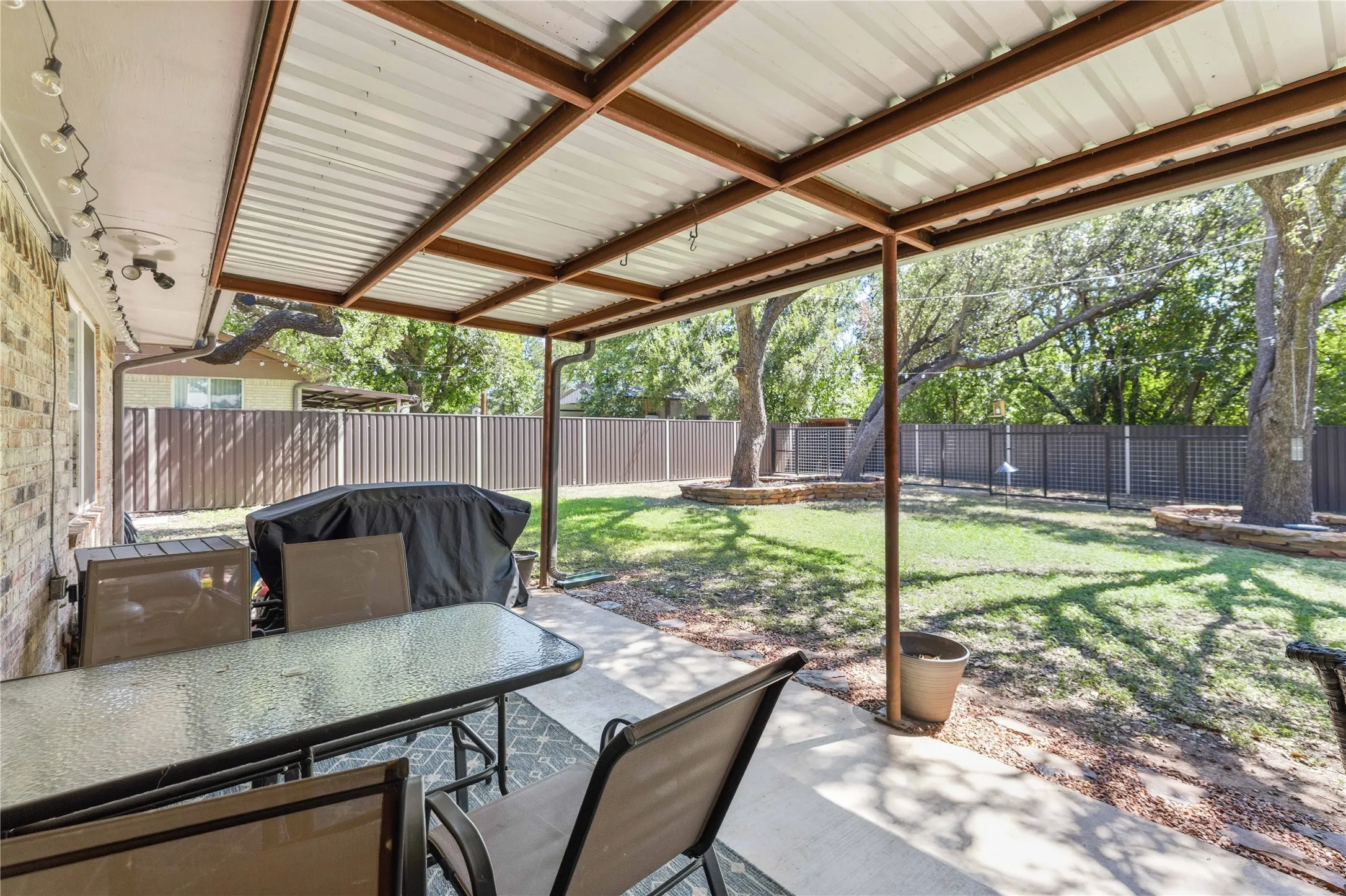 Single Family Residence For Sale in Brown County , 1709 Broadmoor Drive, Brownwood, Texas 76801, 3 Bedroom, 2 Bathroom, 2 Garage spaces, 1,997 Sqft, built in 1970, mls#21359801, Real Estate Agent in Brownwood, Homes For Sale in Brown county, Homes For Sale in Brownwood, Realtor in Brownwood Texas, Real Estate Brokerage Independent Realty Texas, Luminita Cordes Realtor