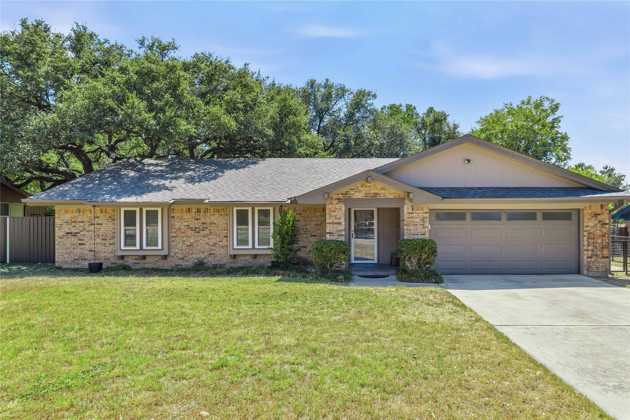 Single Family Residence For Sale in Brown County , 1709 Broadmoor Drive, Brownwood, Texas 76801, 3 Bedroom, 2 Bathroom, 2 Garage spaces, 1,997 Sqft, built in 1970, mls#21359801, Real Estate Agent in Brownwood, Homes For Sale in Brown county, Homes For Sale in Brownwood, Realtor in Brownwood Texas, Real Estate Brokerage Independent Realty Texas, Luminita Cordes Realtor
