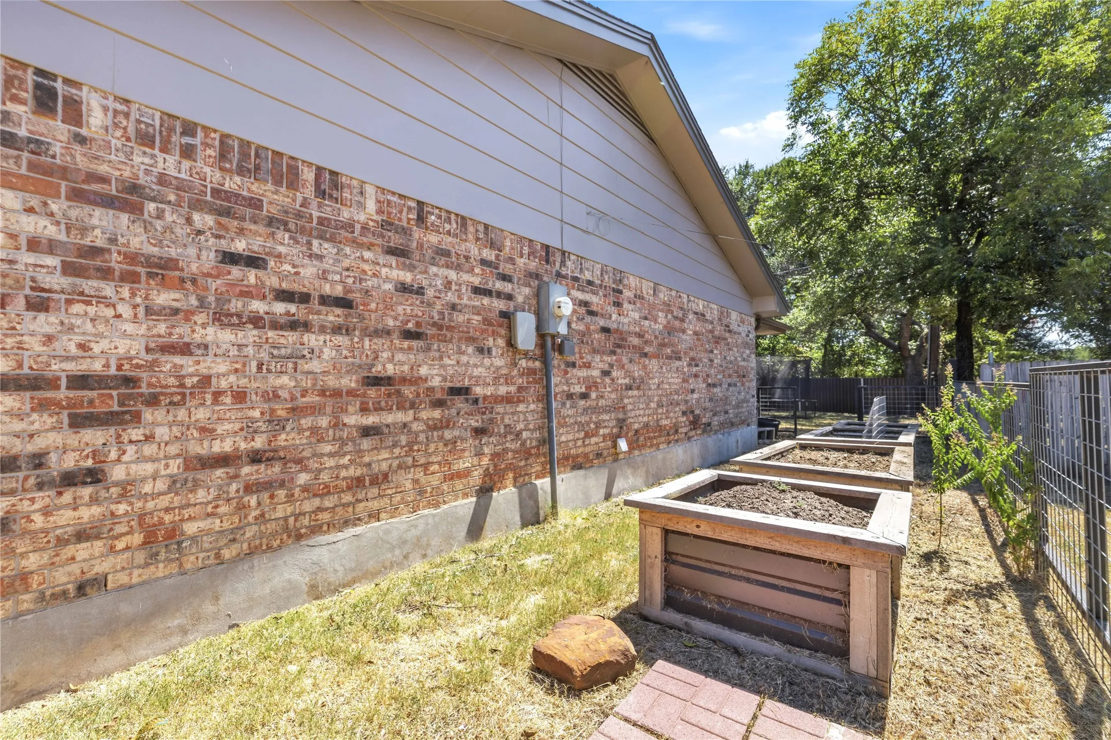 Single Family Residence For Sale in Brown County , 1709 Broadmoor Drive, Brownwood, Texas 76801, 3 Bedroom, 2 Bathroom, 2 Garage spaces, 1,997 Sqft, built in 1970, mls#21359801, Real Estate Agent in Brownwood, Homes For Sale in Brown county, Homes For Sale in Brownwood, Realtor in Brownwood Texas, Real Estate Brokerage Independent Realty Texas, Luminita Cordes Realtor