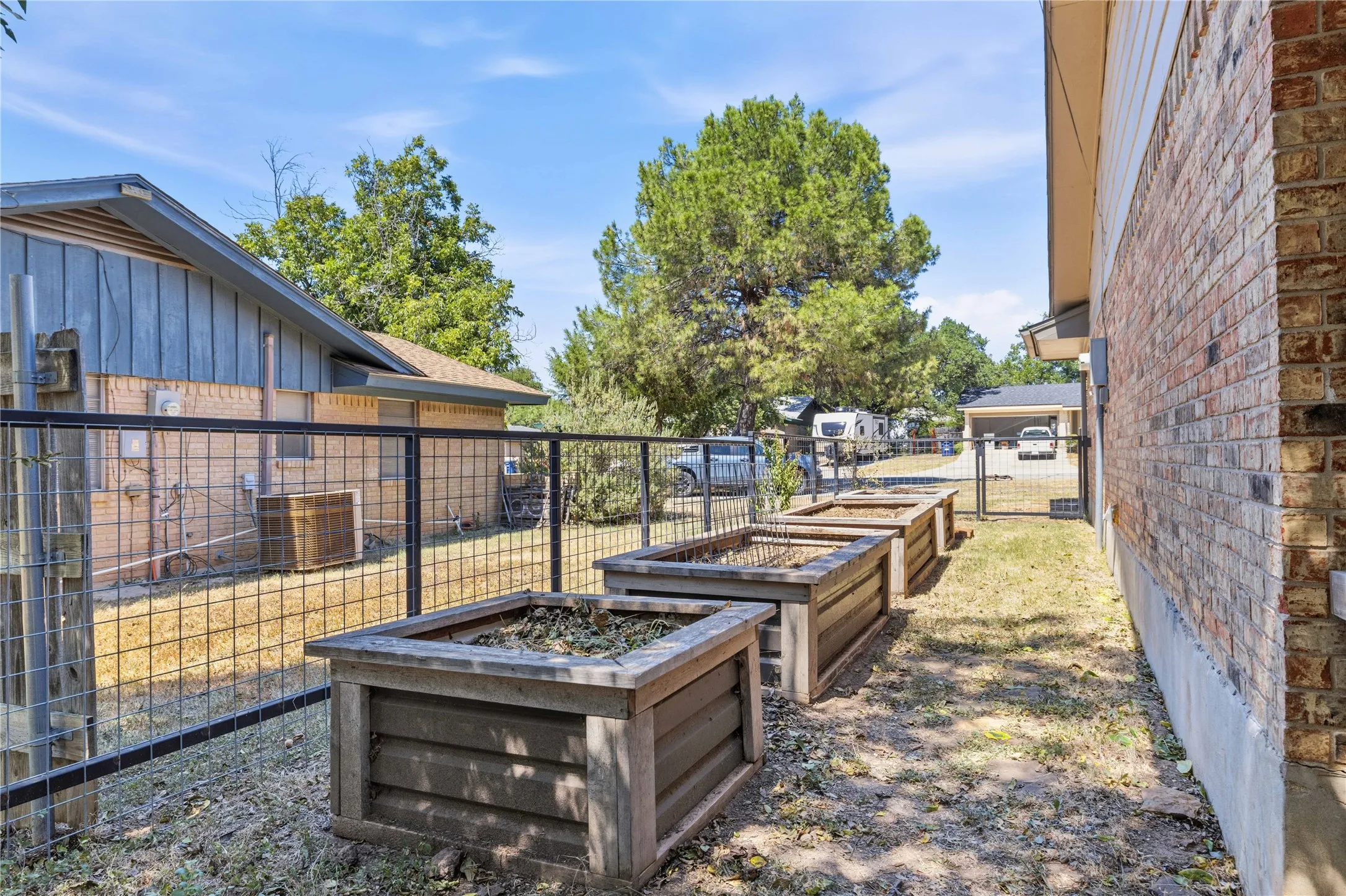 Single Family Residence For Sale in Brown County , 1709 Broadmoor Drive, Brownwood, Texas 76801, 3 Bedroom, 2 Bathroom, 2 Garage spaces, 1,997 Sqft, built in 1970, mls#21359801, Real Estate Agent in Brownwood, Homes For Sale in Brown county, Homes For Sale in Brownwood, Realtor in Brownwood Texas, Real Estate Brokerage Independent Realty Texas, Luminita Cordes Realtor