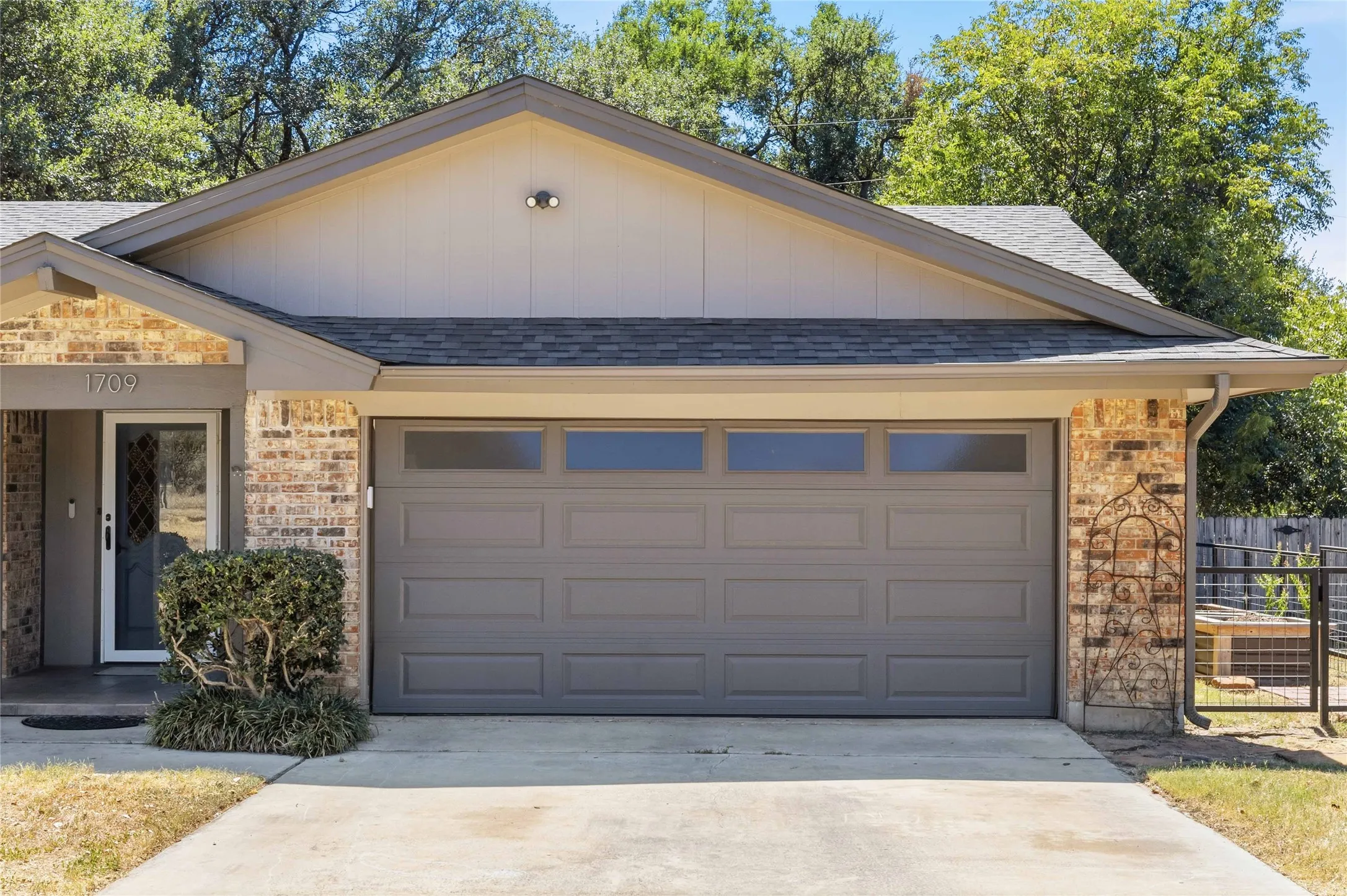 Single Family Residence For Sale in Brown County , 1709 Broadmoor Drive, Brownwood, Texas 76801, 3 Bedroom, 2 Bathroom, 2 Garage spaces, 1,997 Sqft, built in 1970, mls#21359801, Real Estate Agent in Brownwood, Homes For Sale in Brown county, Homes For Sale in Brownwood, Realtor in Brownwood Texas, Real Estate Brokerage Independent Realty Texas, Luminita Cordes Realtor