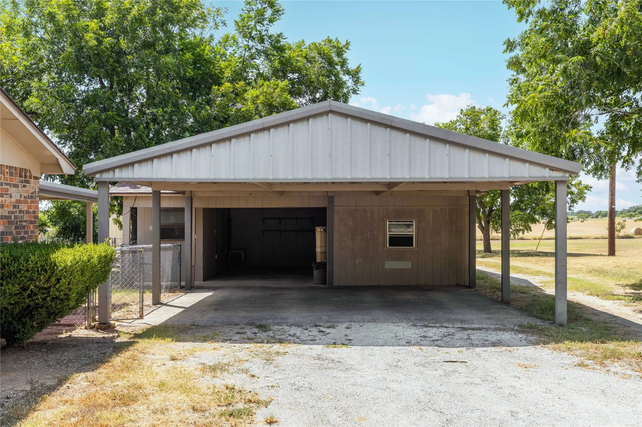 Single Family Residence For Sale in Comanche County , 6370 Highway 16, De Leon, Texas 76444, 3 Bedroom, 2 Bathroom, Garage spaces, 2,000 Sqft, built in 1985, mls#21359431, Real Estate Agent in De Leon, Homes For Sale in Comanche county, Homes For Sale in De Leon, Realtor in De Leon Texas, Real Estate Brokerage Independent Realty Texas, Luminita Cordes Realtor