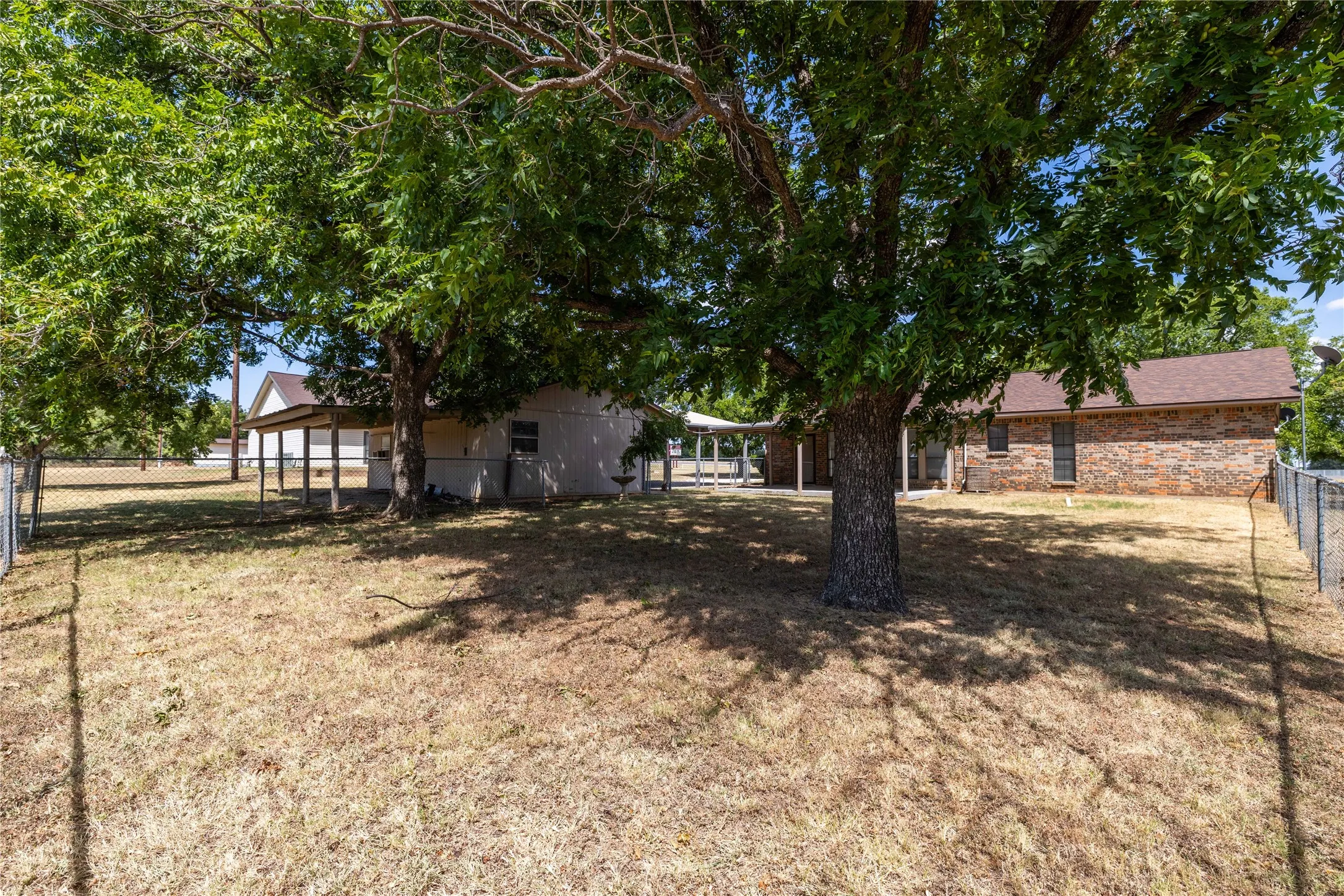 Single Family Residence For Sale in Comanche County , 6370 Highway 16, De Leon, Texas 76444, 3 Bedroom, 2 Bathroom, Garage spaces, 2,000 Sqft, built in 1985, mls#21359431, Real Estate Agent in De Leon, Homes For Sale in Comanche county, Homes For Sale in De Leon, Realtor in De Leon Texas, Real Estate Brokerage Independent Realty Texas, Luminita Cordes Realtor