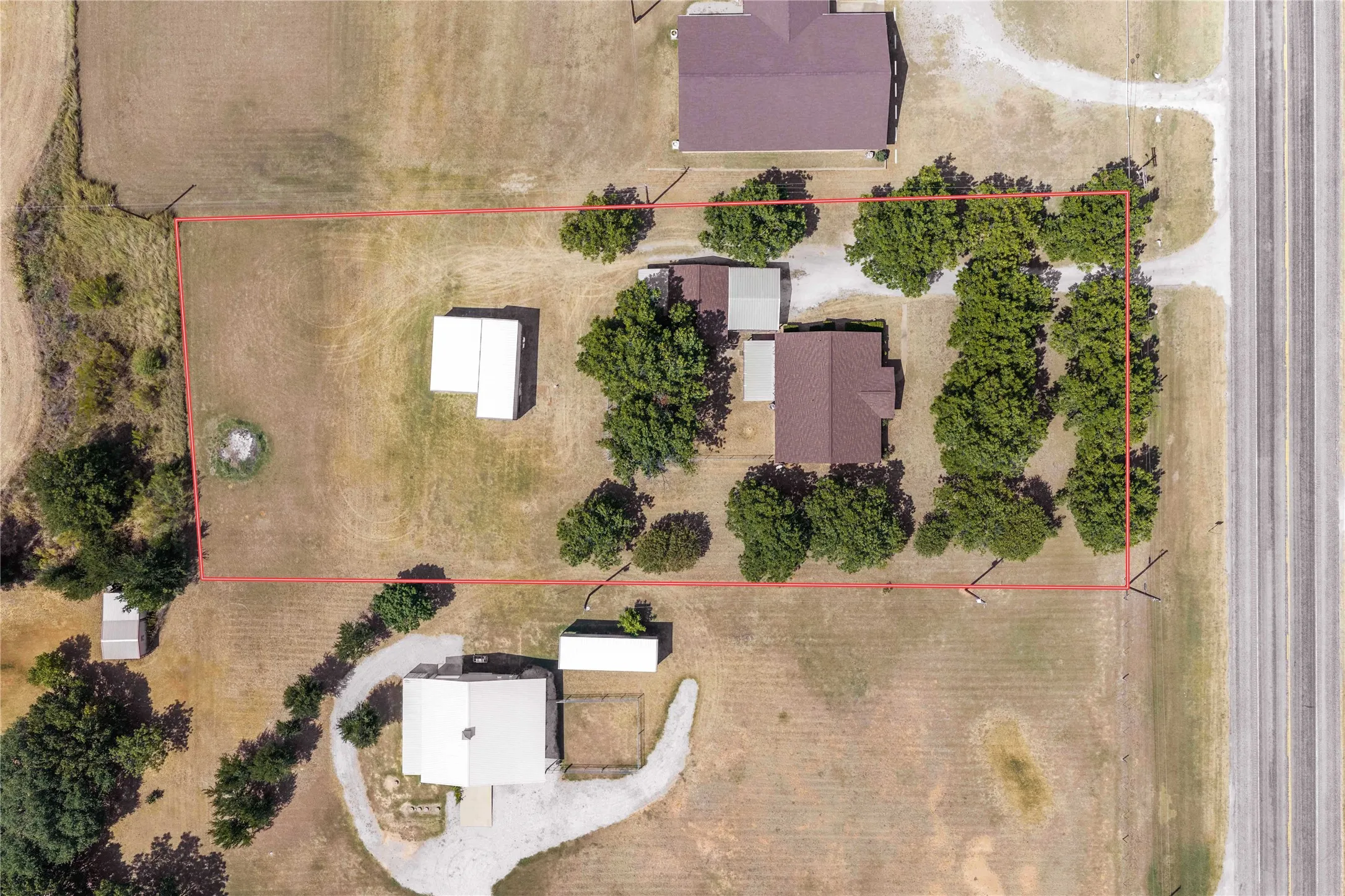 Single Family Residence For Sale in Comanche County , 6370 Highway 16, De Leon, Texas 76444, 3 Bedroom, 2 Bathroom, Garage spaces, 2,000 Sqft, built in 1985, mls#21359431, Real Estate Agent in De Leon, Homes For Sale in Comanche county, Homes For Sale in De Leon, Realtor in De Leon Texas, Real Estate Brokerage Independent Realty Texas, Luminita Cordes Realtor
