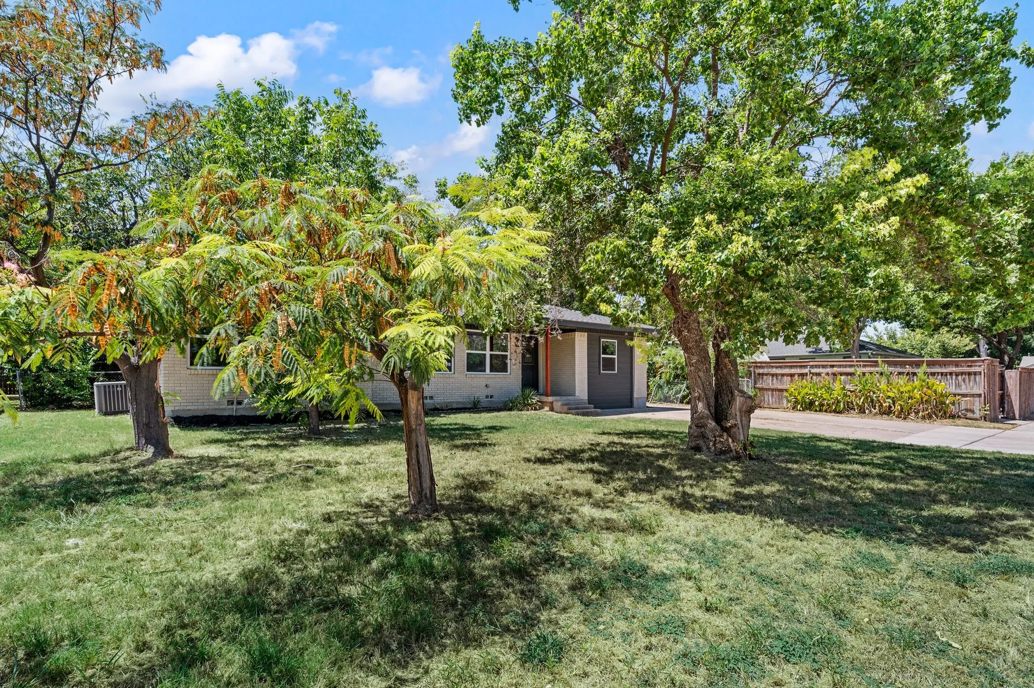 Single Family Residence For Sale in Tarrant County , 3557 Montreal Circle, Haltom City, Texas 76117, 4 Bedroom, 3 Bathroom, Garage spaces, 1,545 Sqft, built in 1957, mls#21359701, Real Estate Agent in Haltom City, Homes For Sale in Tarrant county, Homes For Sale in Haltom City, Realtor in Haltom City Texas, Real Estate Brokerage Independent Realty Texas, Luminita Cordes Realtor