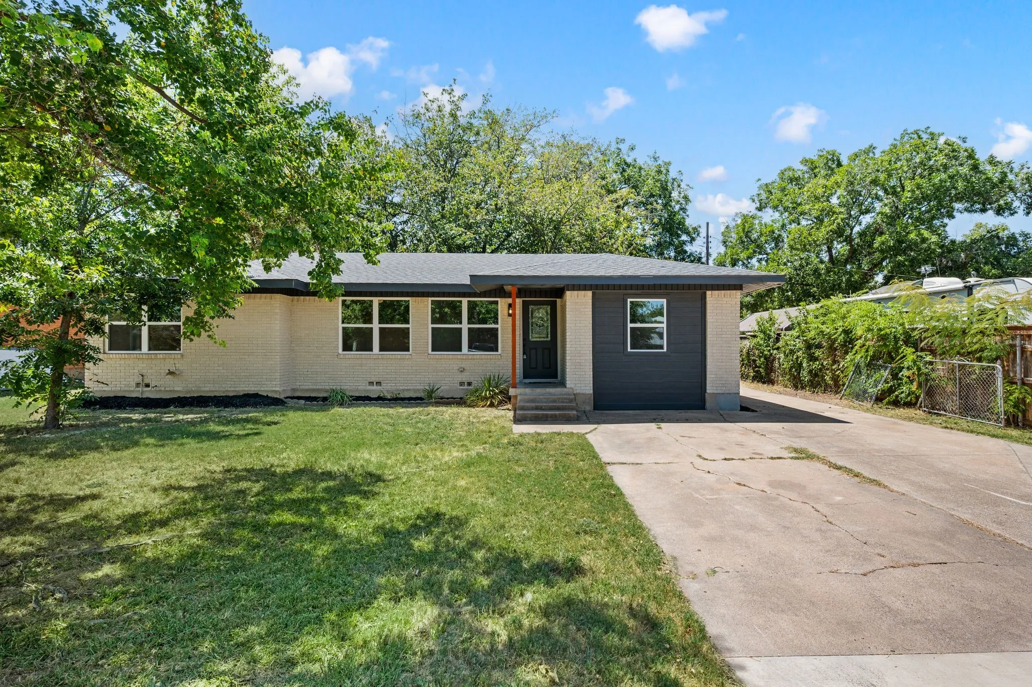 Single Family Residence For Sale in Tarrant County , 3557 Montreal Circle, Haltom City, Texas 76117, 4 Bedroom, 3 Bathroom, Garage spaces, 1,545 Sqft, built in 1957, mls#21359701, Real Estate Agent in Haltom City, Homes For Sale in Tarrant county, Homes For Sale in Haltom City, Realtor in Haltom City Texas, Real Estate Brokerage Independent Realty Texas, Luminita Cordes Realtor