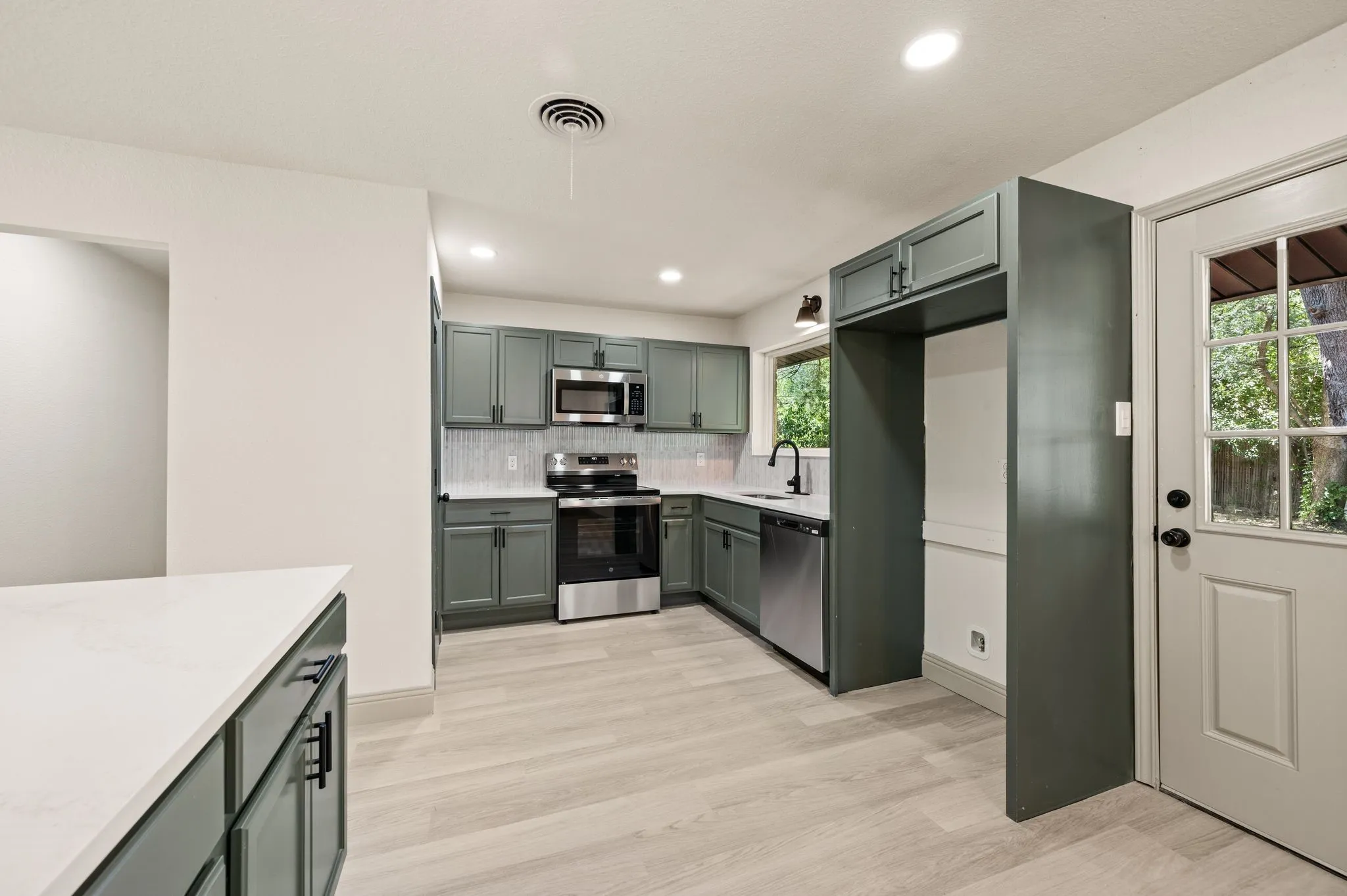 Single Family Residence For Sale in Tarrant County , 3557 Montreal Circle, Haltom City, Texas 76117, 4 Bedroom, 3 Bathroom, Garage spaces, 1,545 Sqft, built in 1957, mls#21359701, Real Estate Agent in Haltom City, Homes For Sale in Tarrant county, Homes For Sale in Haltom City, Realtor in Haltom City Texas, Real Estate Brokerage Independent Realty Texas, Luminita Cordes Realtor