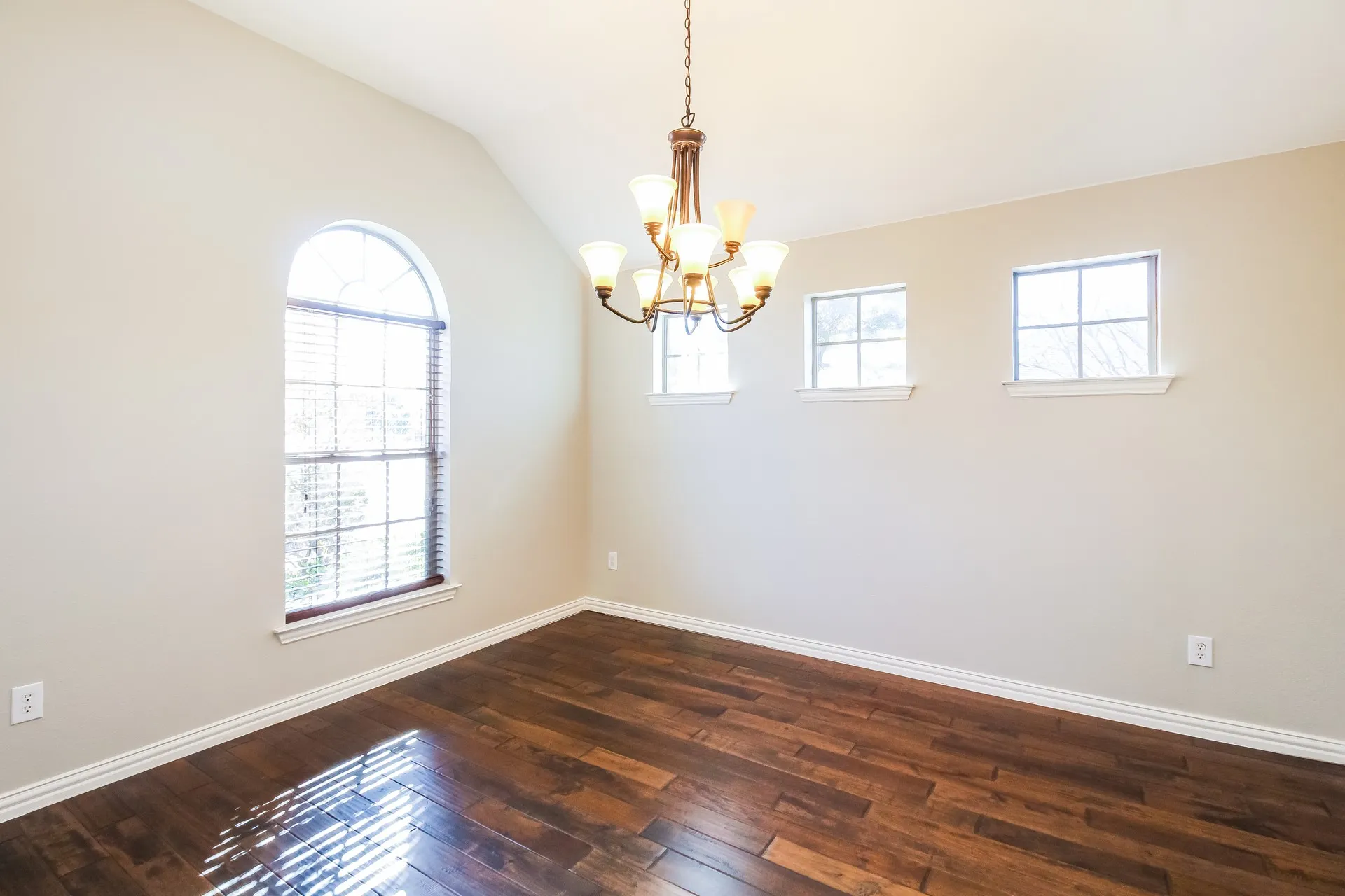 Single Family Residence For Rent in Collin County , 206 Lavaca Drive, Princeton, Texas 75407, 3 Bedroom, 2 Bathroom, 2 Garage spaces, 2,020 Sqft, built in 2010, mls#21360156, Real Estate Agent in Princeton, Homes For Rent in Collin county, Homes For Rent in Princeton, Realtor in Princeton Texas, Real Estate Brokerage Independent Realty Texas, Luminita Cordes Realtor