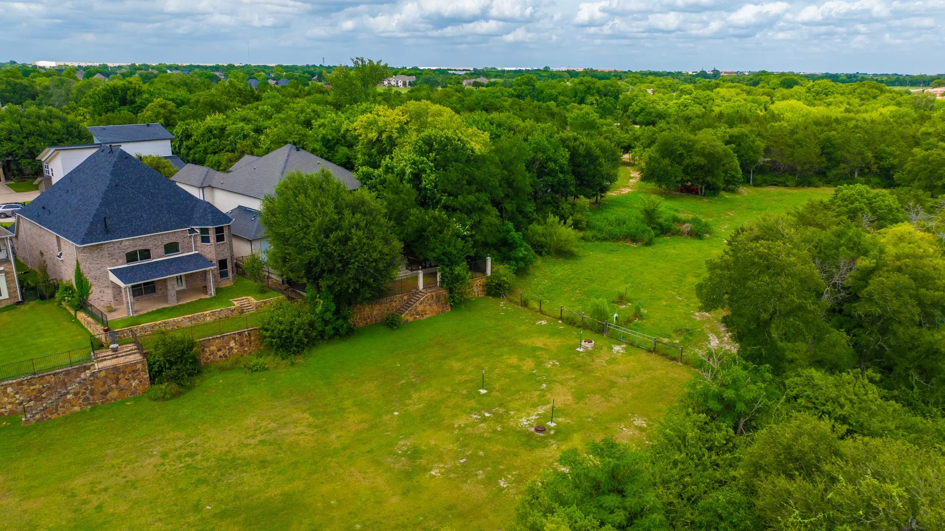 Single Family Residence For Sale in Dallas County , 902 Saint George Place, De Soto, Texas 75115, 4 Bedroom, 7 Bathroom, 3 Garage spaces, 4,024 Sqft, built in 2005, mls#21359620, Real Estate Agent in De Soto, Homes For Sale in Dallas county, Homes For Sale in De Soto, Realtor in De Soto Texas, Real Estate Brokerage Independent Realty Texas, Luminita Cordes Realtor