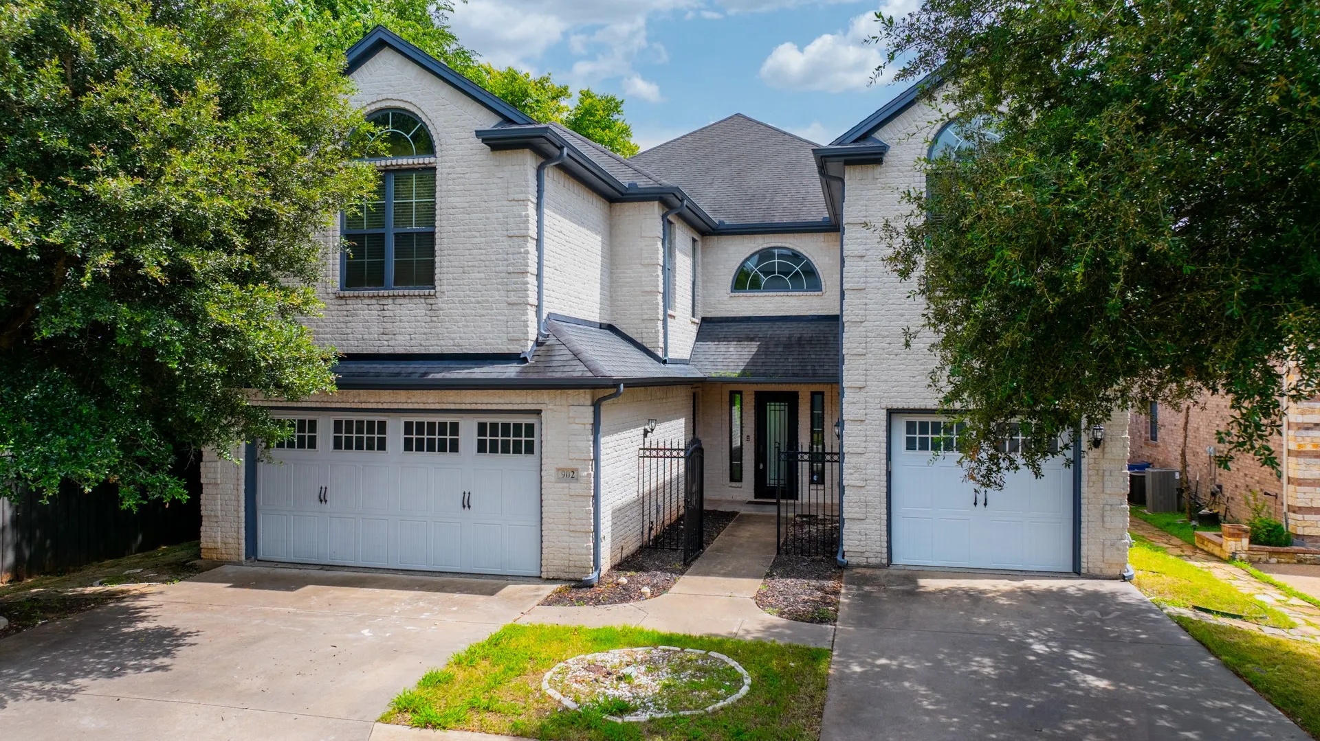 Single Family Residence For Sale in Dallas County , 902 Saint George Place, De Soto, Texas 75115, 4 Bedroom, 7 Bathroom, 3 Garage spaces, 4,024 Sqft, built in 2005, mls#21359620, Real Estate Agent in De Soto, Homes For Sale in Dallas county, Homes For Sale in De Soto, Realtor in De Soto Texas, Real Estate Brokerage Independent Realty Texas, Luminita Cordes Realtor