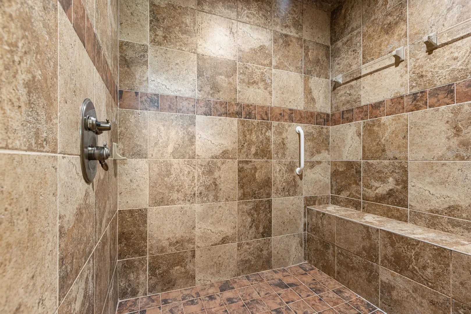 Single Family Residence For Sale in Dallas County , 902 Saint George Place, De Soto, Texas 75115, 4 Bedroom, 7 Bathroom, 3 Garage spaces, 4,024 Sqft, built in 2005, mls#21359620, Real Estate Agent in De Soto, Homes For Sale in Dallas county, Homes For Sale in De Soto, Realtor in De Soto Texas, Real Estate Brokerage Independent Realty Texas, Luminita Cordes Realtor