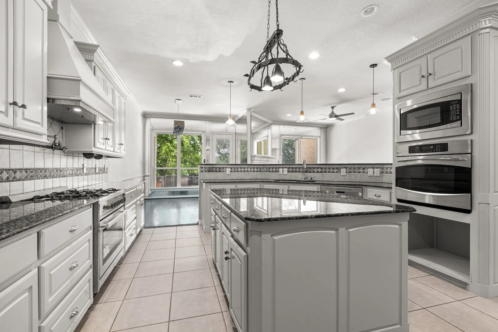 Single Family Residence For Sale in Dallas County , 902 Saint George Place, De Soto, Texas 75115, 4 Bedroom, 7 Bathroom, 3 Garage spaces, 4,024 Sqft, built in 2005, mls#21359620, Real Estate Agent in De Soto, Homes For Sale in Dallas county, Homes For Sale in De Soto, Realtor in De Soto Texas, Real Estate Brokerage Independent Realty Texas, Luminita Cordes Realtor