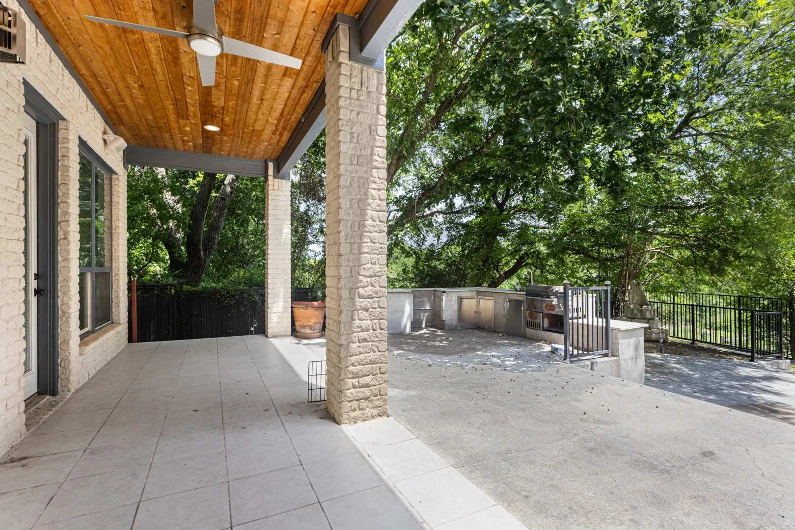 Single Family Residence For Sale in Dallas County , 902 Saint George Place, De Soto, Texas 75115, 4 Bedroom, 7 Bathroom, 3 Garage spaces, 4,024 Sqft, built in 2005, mls#21359620, Real Estate Agent in De Soto, Homes For Sale in Dallas county, Homes For Sale in De Soto, Realtor in De Soto Texas, Real Estate Brokerage Independent Realty Texas, Luminita Cordes Realtor