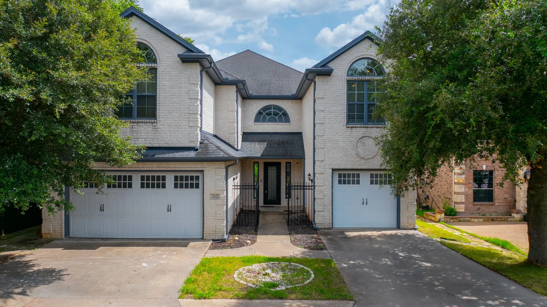 Single Family Residence For Sale in Dallas County , 902 Saint George Place, De Soto, Texas 75115, 4 Bedroom, 7 Bathroom, 3 Garage spaces, 4,024 Sqft, built in 2005, mls#21359620, Real Estate Agent in De Soto, Homes For Sale in Dallas county, Homes For Sale in De Soto, Realtor in De Soto Texas, Real Estate Brokerage Independent Realty Texas, Luminita Cordes Realtor