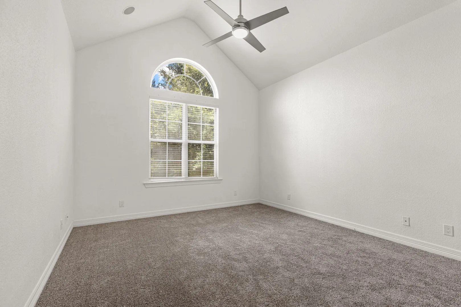 Single Family Residence For Sale in Dallas County , 902 Saint George Place, De Soto, Texas 75115, 4 Bedroom, 7 Bathroom, 3 Garage spaces, 4,024 Sqft, built in 2005, mls#21359620, Real Estate Agent in De Soto, Homes For Sale in Dallas county, Homes For Sale in De Soto, Realtor in De Soto Texas, Real Estate Brokerage Independent Realty Texas, Luminita Cordes Realtor