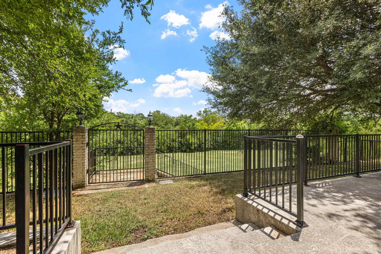Single Family Residence For Sale in Dallas County , 902 Saint George Place, De Soto, Texas 75115, 4 Bedroom, 7 Bathroom, 3 Garage spaces, 4,024 Sqft, built in 2005, mls#21359620, Real Estate Agent in De Soto, Homes For Sale in Dallas county, Homes For Sale in De Soto, Realtor in De Soto Texas, Real Estate Brokerage Independent Realty Texas, Luminita Cordes Realtor