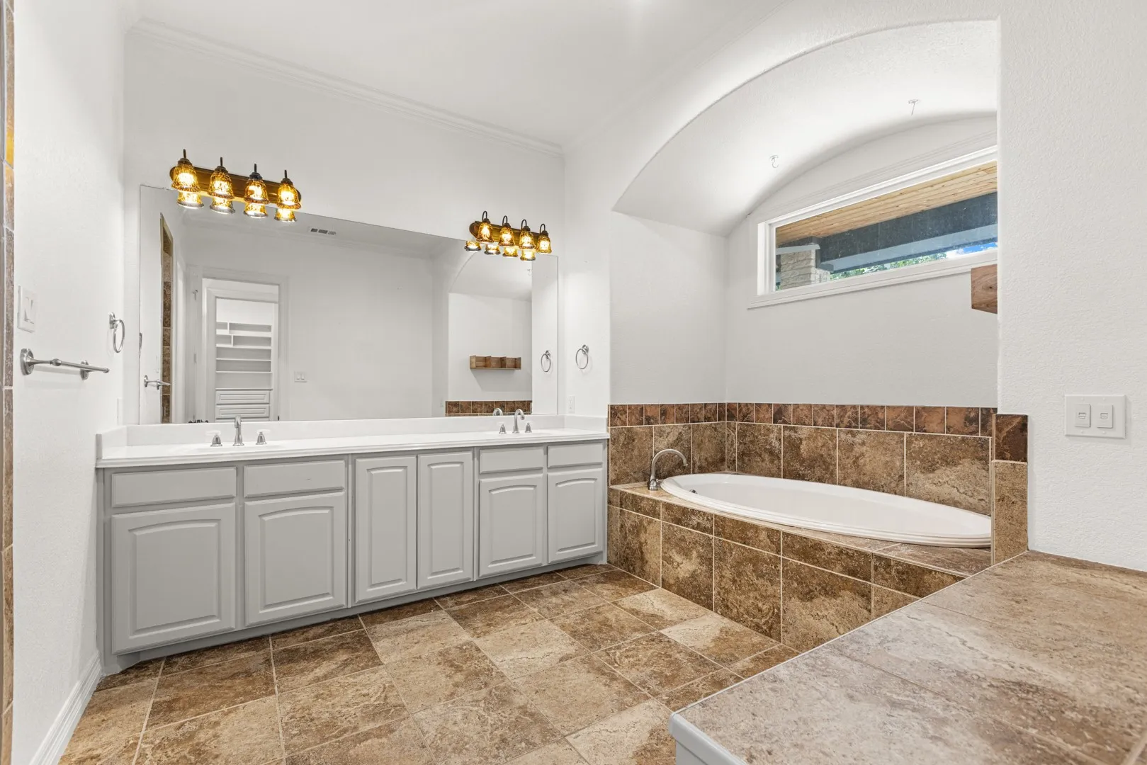 Single Family Residence For Sale in Dallas County , 902 Saint George Place, De Soto, Texas 75115, 4 Bedroom, 7 Bathroom, 3 Garage spaces, 4,024 Sqft, built in 2005, mls#21359620, Real Estate Agent in De Soto, Homes For Sale in Dallas county, Homes For Sale in De Soto, Realtor in De Soto Texas, Real Estate Brokerage Independent Realty Texas, Luminita Cordes Realtor