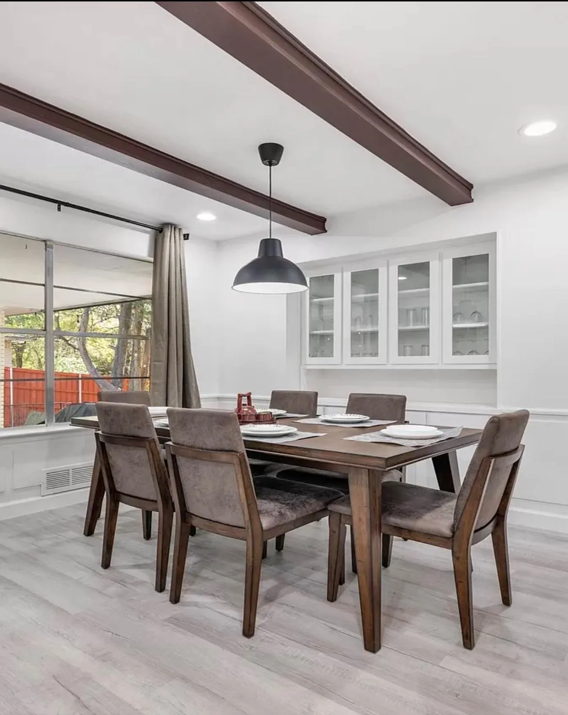 Single Family Residence For Rent in Dallas County , 1656 Russell Glen Lane, Dallas, Texas 75232, 3 Bedroom, 3 Bathroom, 2 Garage spaces, 2,108 Sqft, built in 1970, Price $3,200, mls#21360158, Real Estate Agent in Dallas, Homes For Rent in Dallas county, Homes For Rent in Dallas, Realtor in Dallas Texas, Real Estate Brokerage Independent Realty Texas, Luminita Cordes Realtor