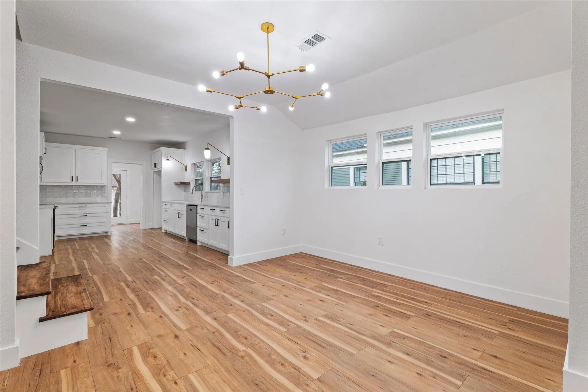Single Family Residence For Rent in Tarrant County , 1516 S Adams Street, Fort Worth, Texas 76104, 3 Bedroom, 2 Bathroom, Garage spaces, 1,664 Sqft, built in 1920, Price $2,900, mls#21360159, Real Estate Agent in Fort Worth, Homes For Rent in Tarrant county, Homes For Rent in Fort Worth, Realtor in Fort Worth Texas, Real Estate Brokerage Independent Realty Texas, Luminita Cordes Realtor