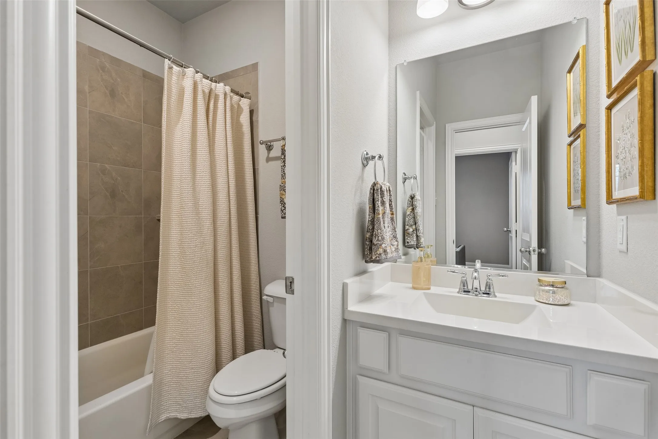 Single Family Residence For Sale in Collin County , 2500 Ever Birch Way, Mc Kinney, Texas 75071, 5 Bedroom, 5 Bathroom, 3 Garage spaces, 3,765 Sqft, built in 2017, mls#21358725, Real Estate Agent in Mc Kinney, Homes For Sale in Collin county, Homes For Sale in Mc Kinney, Realtor in Mc Kinney Texas, Real Estate Brokerage Independent Realty Texas, Luminita Cordes Realtor