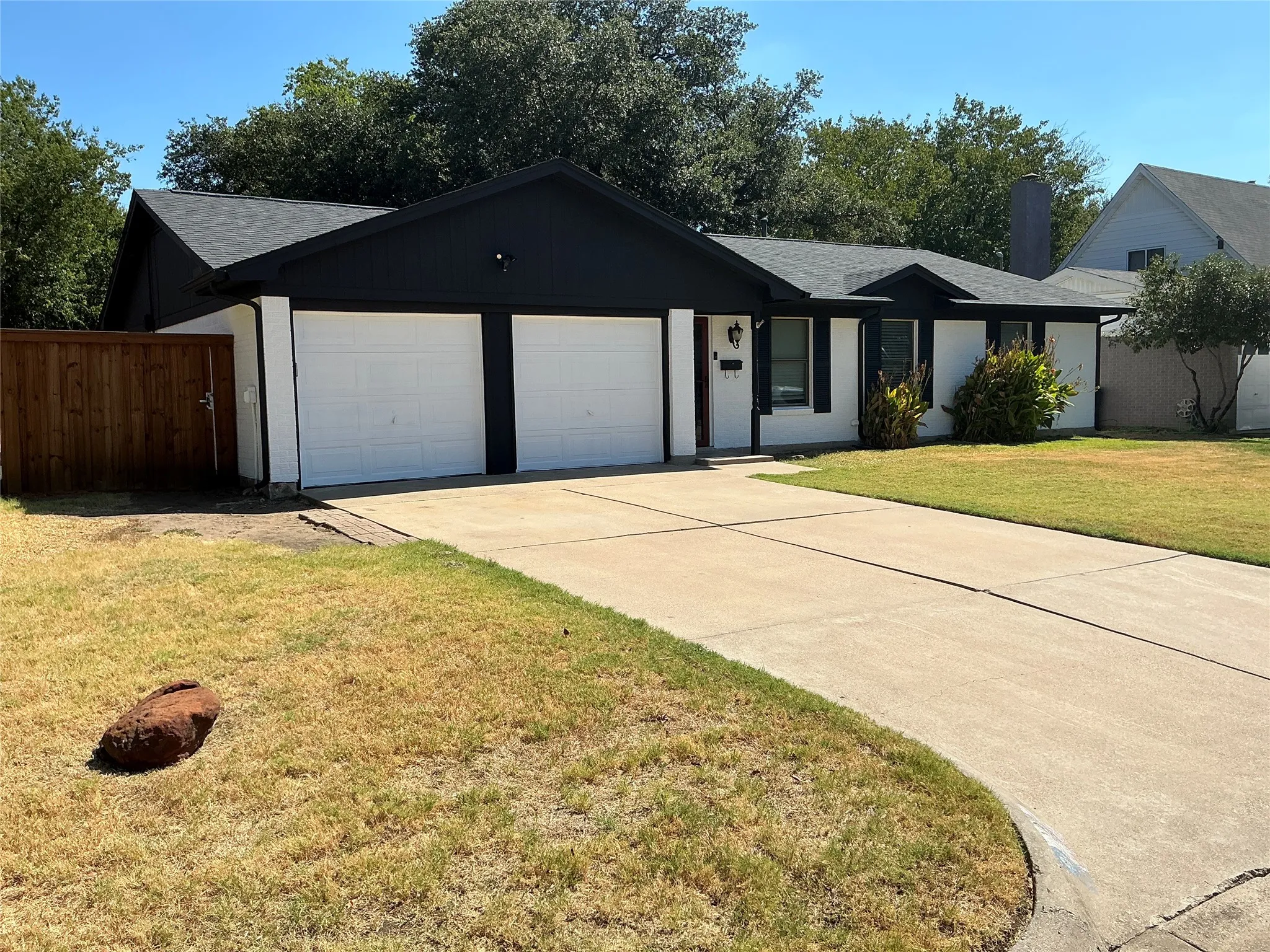 Single Family Residence For Sale in Johnson County , 136 Jill Ann Drive, Burleson, Texas 76028, 4 Bedroom, 2 Bathroom, 1 Garage spaces, 1,770 Sqft, built in 1967, mls#21358602, Real Estate Agent in Burleson, Homes For Sale in Johnson county, Homes For Sale in Burleson, Realtor in Burleson Texas, Real Estate Brokerage Independent Realty Texas, Luminita Cordes Realtor