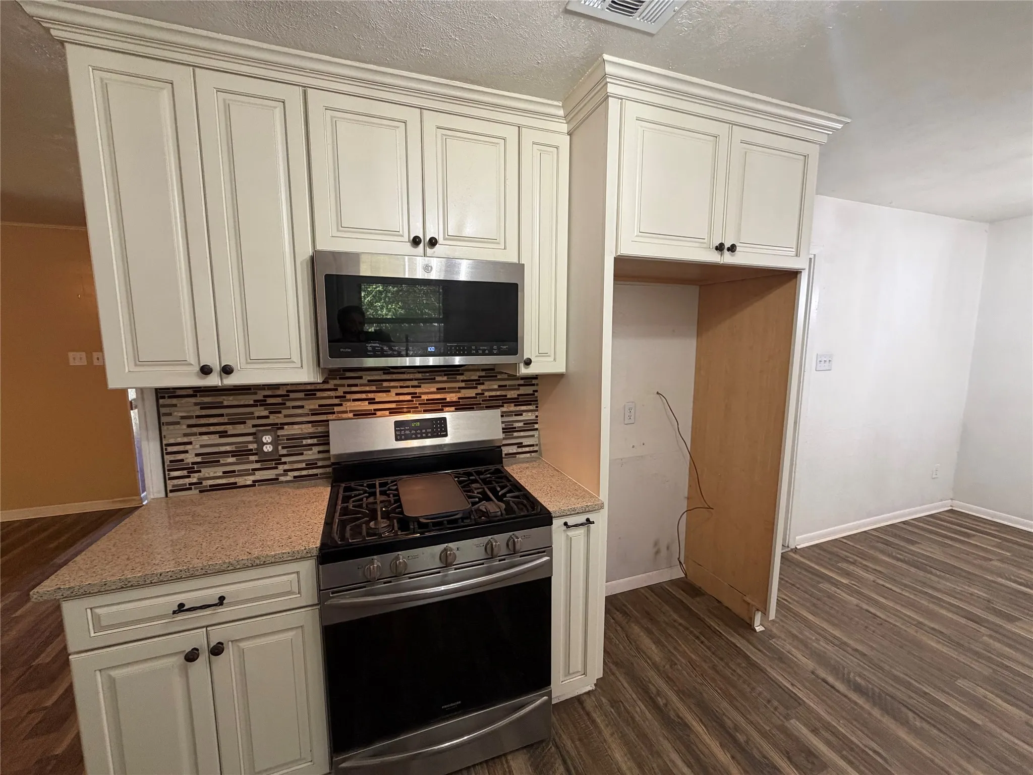 Single Family Residence For Sale in Johnson County , 136 Jill Ann Drive, Burleson, Texas 76028, 4 Bedroom, 2 Bathroom, 1 Garage spaces, 1,770 Sqft, built in 1967, mls#21358602, Real Estate Agent in Burleson, Homes For Sale in Johnson county, Homes For Sale in Burleson, Realtor in Burleson Texas, Real Estate Brokerage Independent Realty Texas, Luminita Cordes Realtor