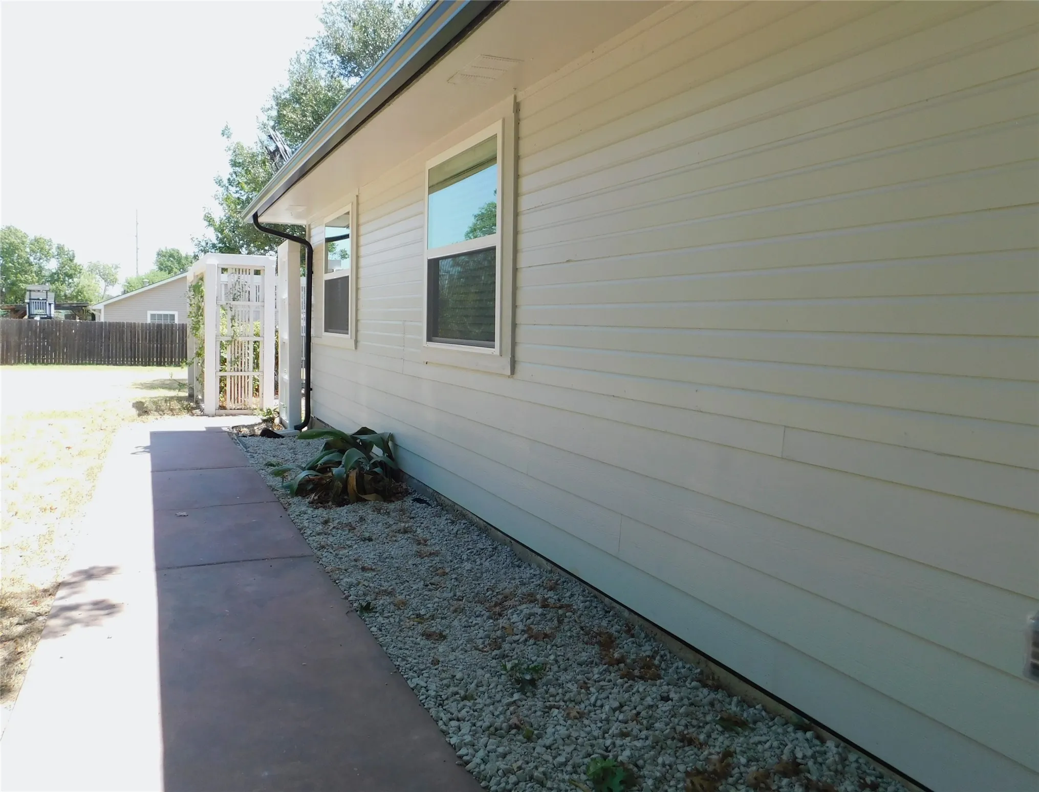 Single Family Residence For Rent in Denton County , 404 Woodson Circle, Denton, Texas 76209, 3 Bedroom, 2 Bathroom, 2 Garage spaces, 1,173 Sqft, built in 1984, mls#21358735, Real Estate Agent in Denton, Homes For Rent in Denton county, Homes For Rent in Denton, Realtor in Denton Texas, Real Estate Brokerage Independent Realty Texas, Luminita Cordes Realtor