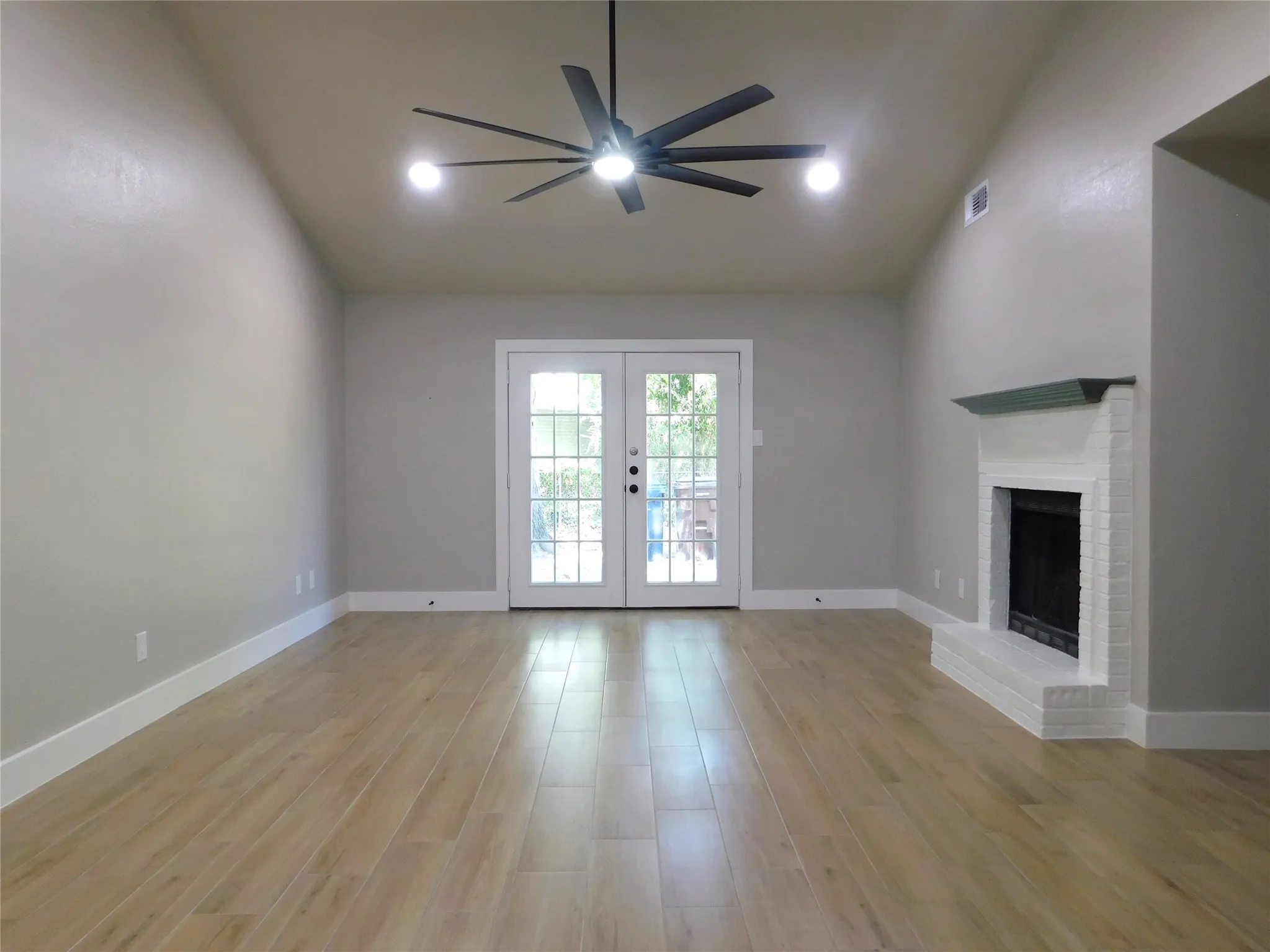 Single Family Residence For Rent in Denton County , 404 Woodson Circle, Denton, Texas 76209, 3 Bedroom, 2 Bathroom, 2 Garage spaces, 1,173 Sqft, built in 1984, mls#21358735, Real Estate Agent in Denton, Homes For Rent in Denton county, Homes For Rent in Denton, Realtor in Denton Texas, Real Estate Brokerage Independent Realty Texas, Luminita Cordes Realtor