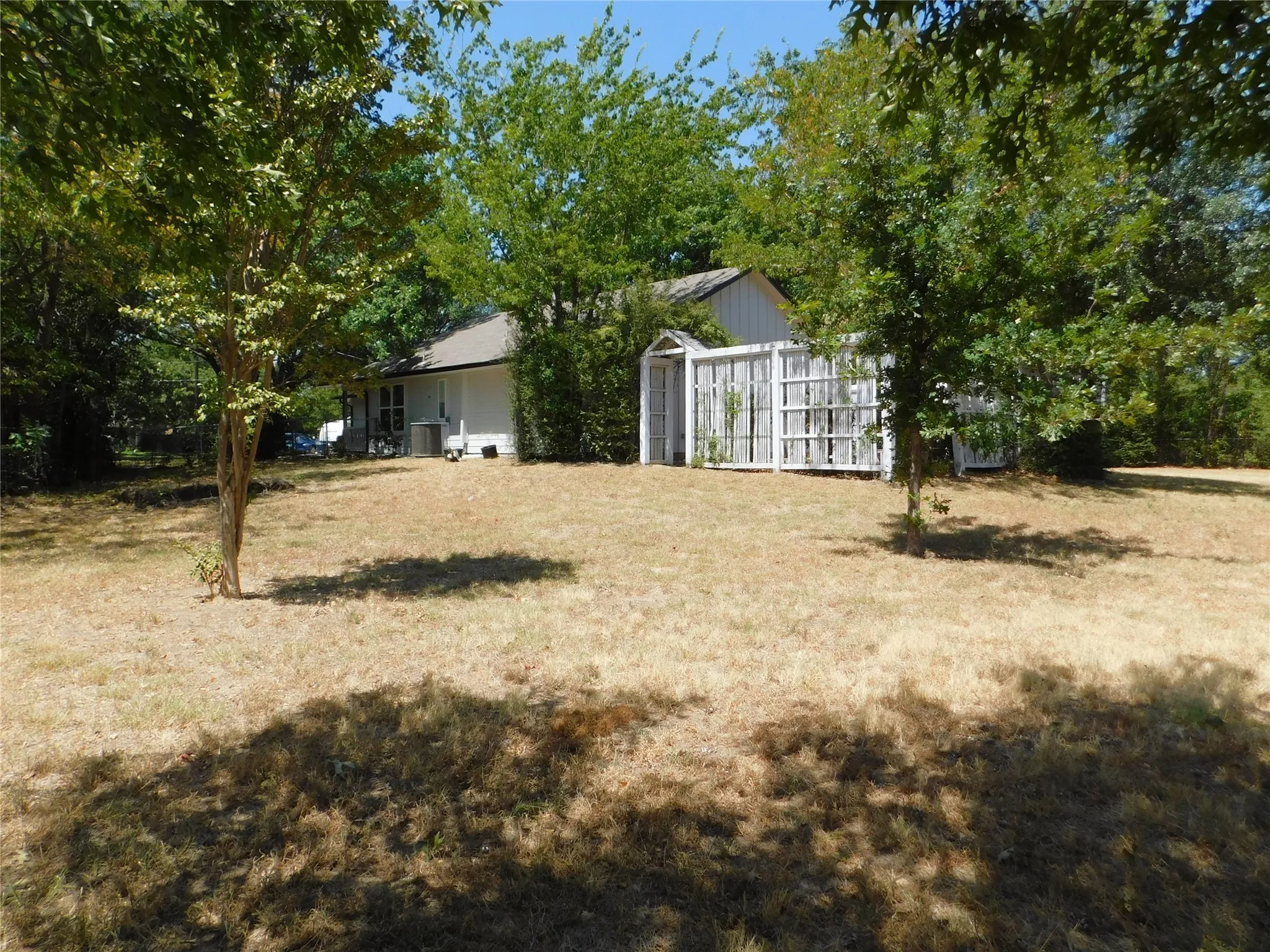 Single Family Residence For Rent in Denton County , 404 Woodson Circle, Denton, Texas 76209, 3 Bedroom, 2 Bathroom, 2 Garage spaces, 1,173 Sqft, built in 1984, mls#21358735, Real Estate Agent in Denton, Homes For Rent in Denton county, Homes For Rent in Denton, Realtor in Denton Texas, Real Estate Brokerage Independent Realty Texas, Luminita Cordes Realtor