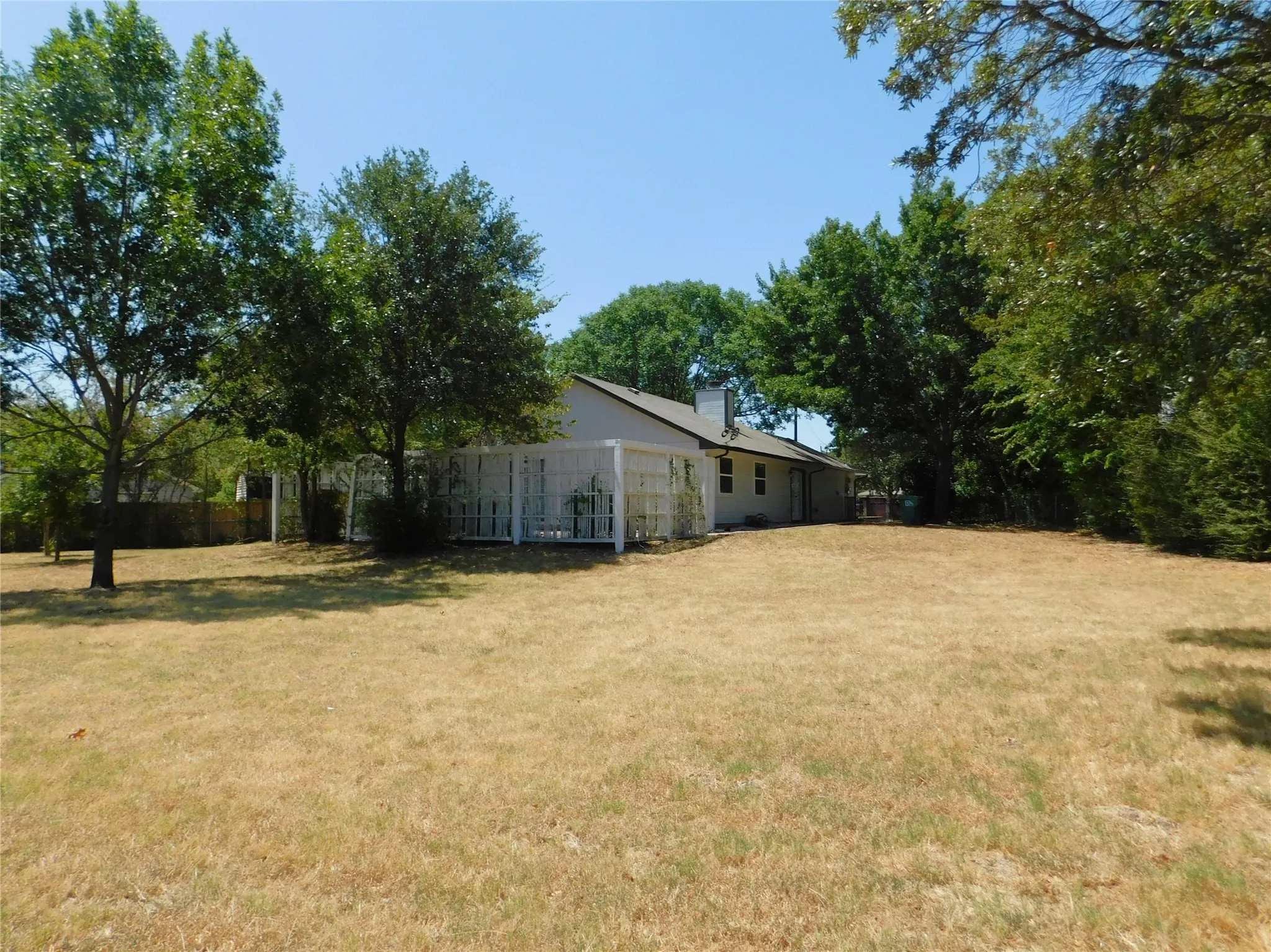 Single Family Residence For Rent in Denton County , 404 Woodson Circle, Denton, Texas 76209, 3 Bedroom, 2 Bathroom, 2 Garage spaces, 1,173 Sqft, built in 1984, mls#21358735, Real Estate Agent in Denton, Homes For Rent in Denton county, Homes For Rent in Denton, Realtor in Denton Texas, Real Estate Brokerage Independent Realty Texas, Luminita Cordes Realtor