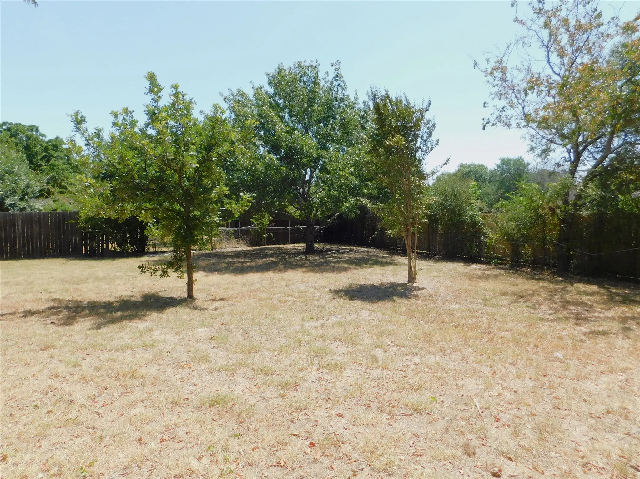Single Family Residence For Rent in Denton County , 404 Woodson Circle, Denton, Texas 76209, 3 Bedroom, 2 Bathroom, 2 Garage spaces, 1,173 Sqft, built in 1984, mls#21358735, Real Estate Agent in Denton, Homes For Rent in Denton county, Homes For Rent in Denton, Realtor in Denton Texas, Real Estate Brokerage Independent Realty Texas, Luminita Cordes Realtor