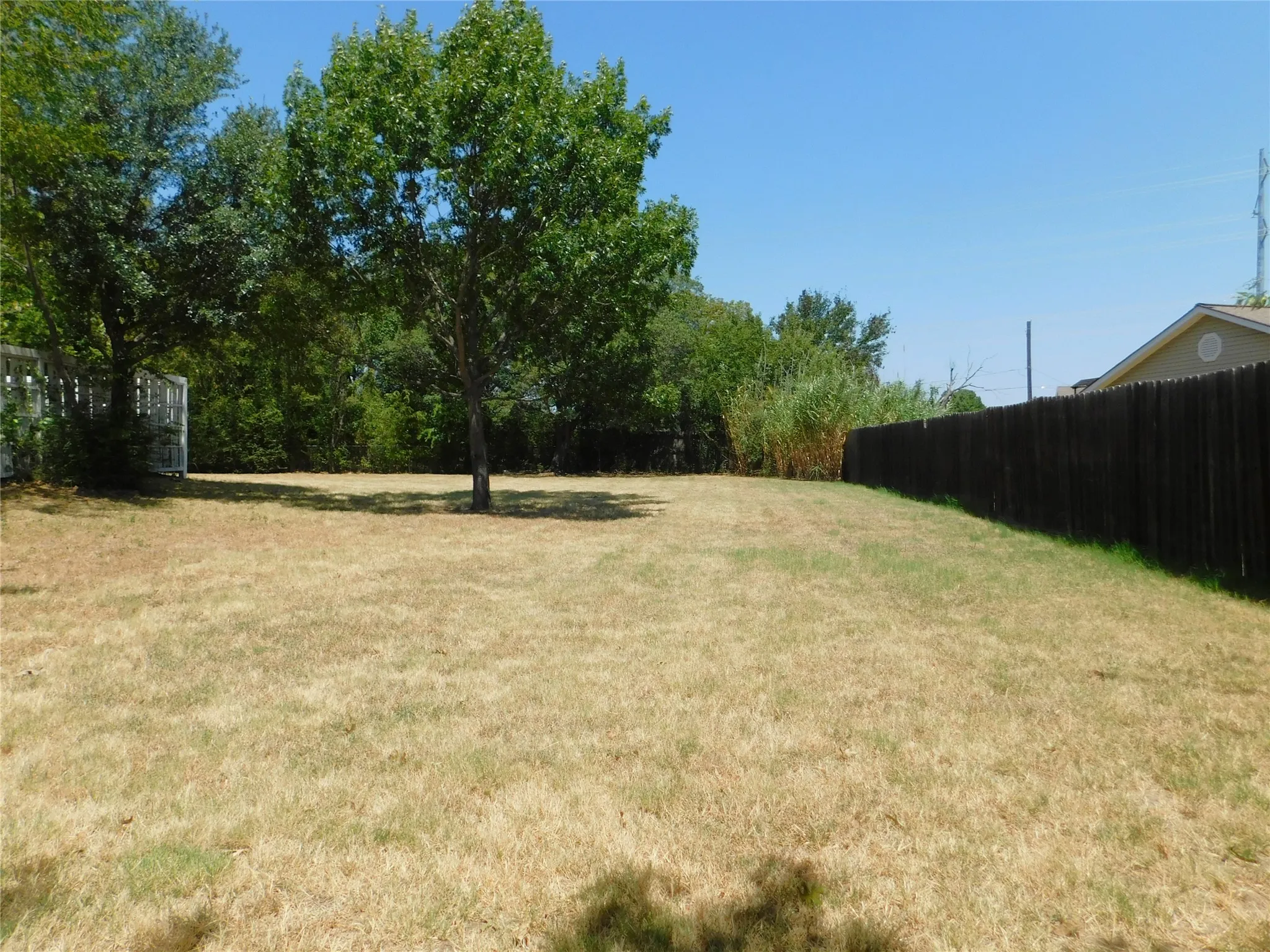 Single Family Residence For Rent in Denton County , 404 Woodson Circle, Denton, Texas 76209, 3 Bedroom, 2 Bathroom, 2 Garage spaces, 1,173 Sqft, built in 1984, mls#21358735, Real Estate Agent in Denton, Homes For Rent in Denton county, Homes For Rent in Denton, Realtor in Denton Texas, Real Estate Brokerage Independent Realty Texas, Luminita Cordes Realtor