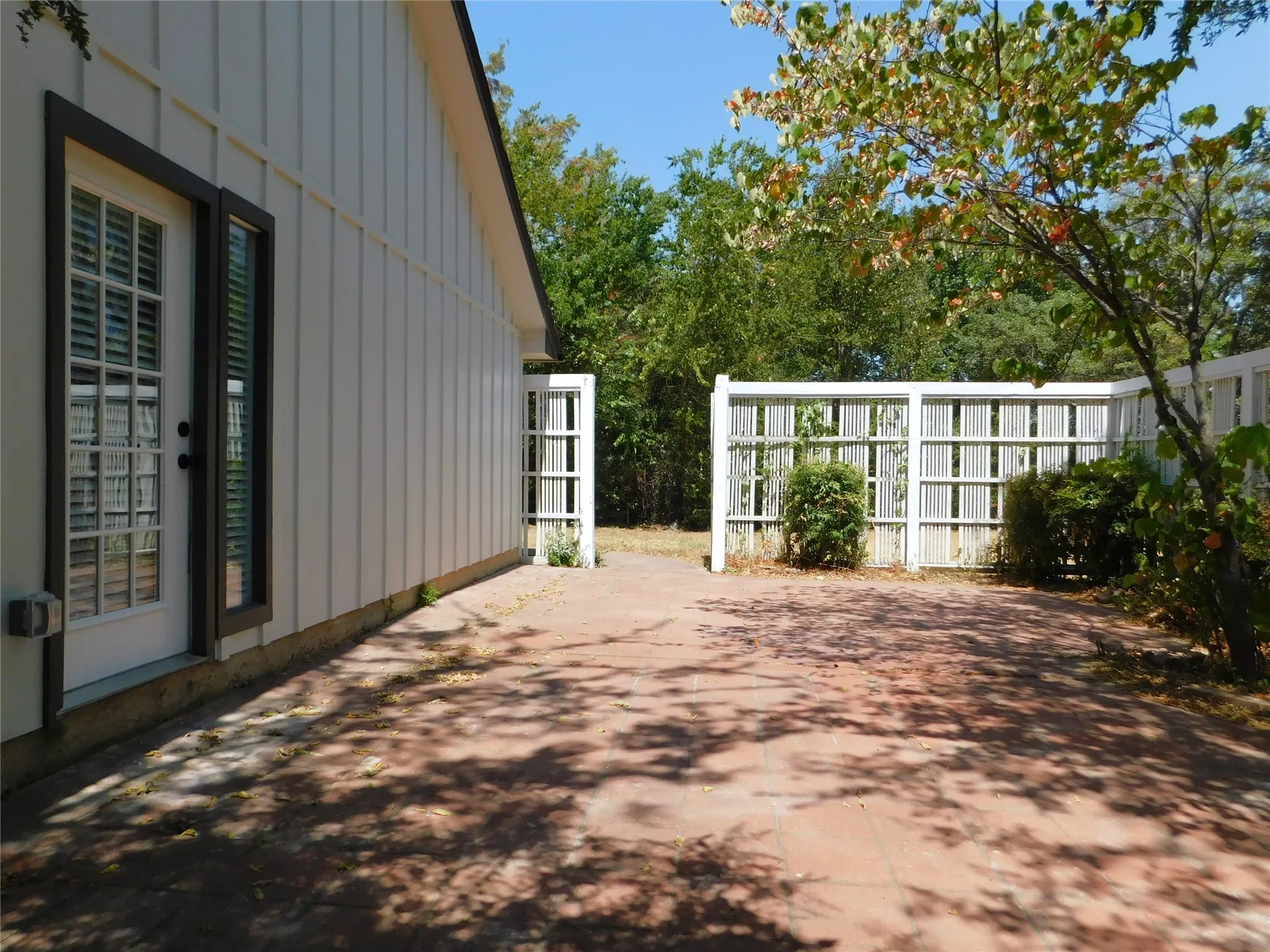 Single Family Residence For Rent in Denton County , 404 Woodson Circle, Denton, Texas 76209, 3 Bedroom, 2 Bathroom, 2 Garage spaces, 1,173 Sqft, built in 1984, mls#21358735, Real Estate Agent in Denton, Homes For Rent in Denton county, Homes For Rent in Denton, Realtor in Denton Texas, Real Estate Brokerage Independent Realty Texas, Luminita Cordes Realtor