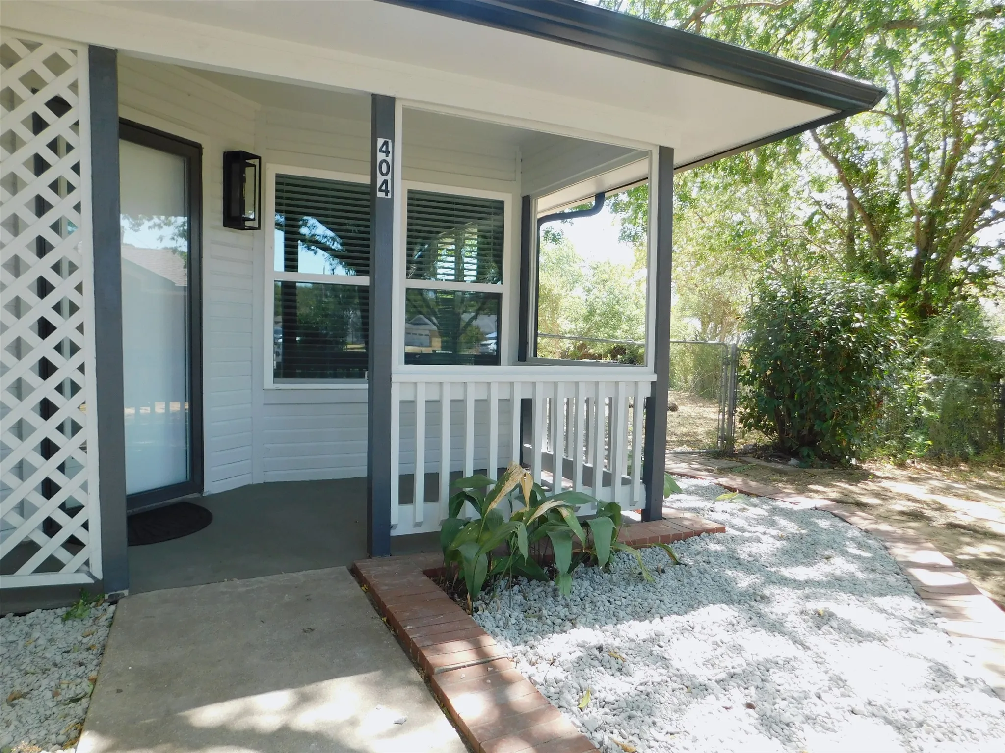 Single Family Residence For Rent in Denton County , 404 Woodson Circle, Denton, Texas 76209, 3 Bedroom, 2 Bathroom, 2 Garage spaces, 1,173 Sqft, built in 1984, mls#21358735, Real Estate Agent in Denton, Homes For Rent in Denton county, Homes For Rent in Denton, Realtor in Denton Texas, Real Estate Brokerage Independent Realty Texas, Luminita Cordes Realtor