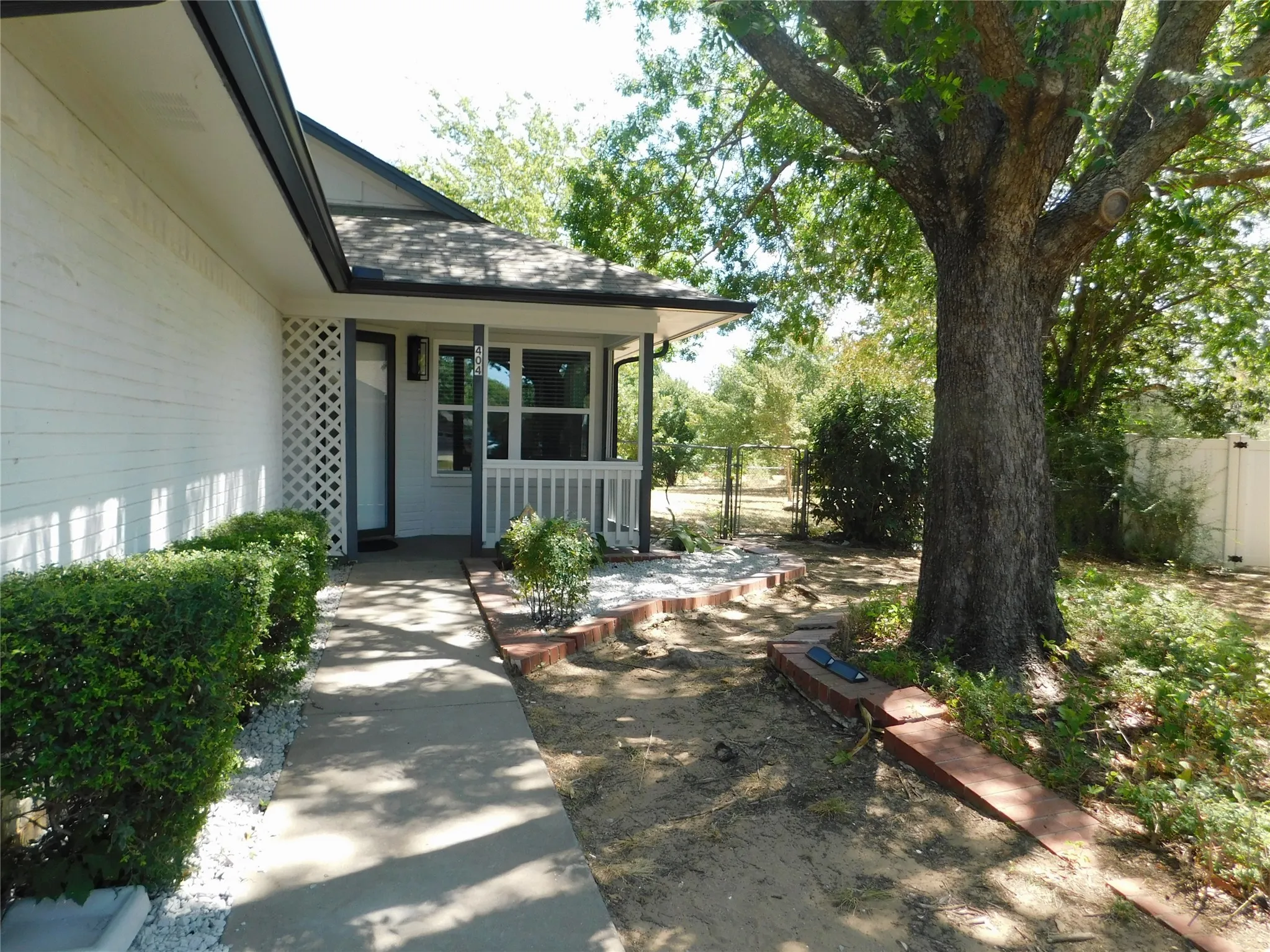 Single Family Residence For Rent in Denton County , 404 Woodson Circle, Denton, Texas 76209, 3 Bedroom, 2 Bathroom, 2 Garage spaces, 1,173 Sqft, built in 1984, mls#21358735, Real Estate Agent in Denton, Homes For Rent in Denton county, Homes For Rent in Denton, Realtor in Denton Texas, Real Estate Brokerage Independent Realty Texas, Luminita Cordes Realtor