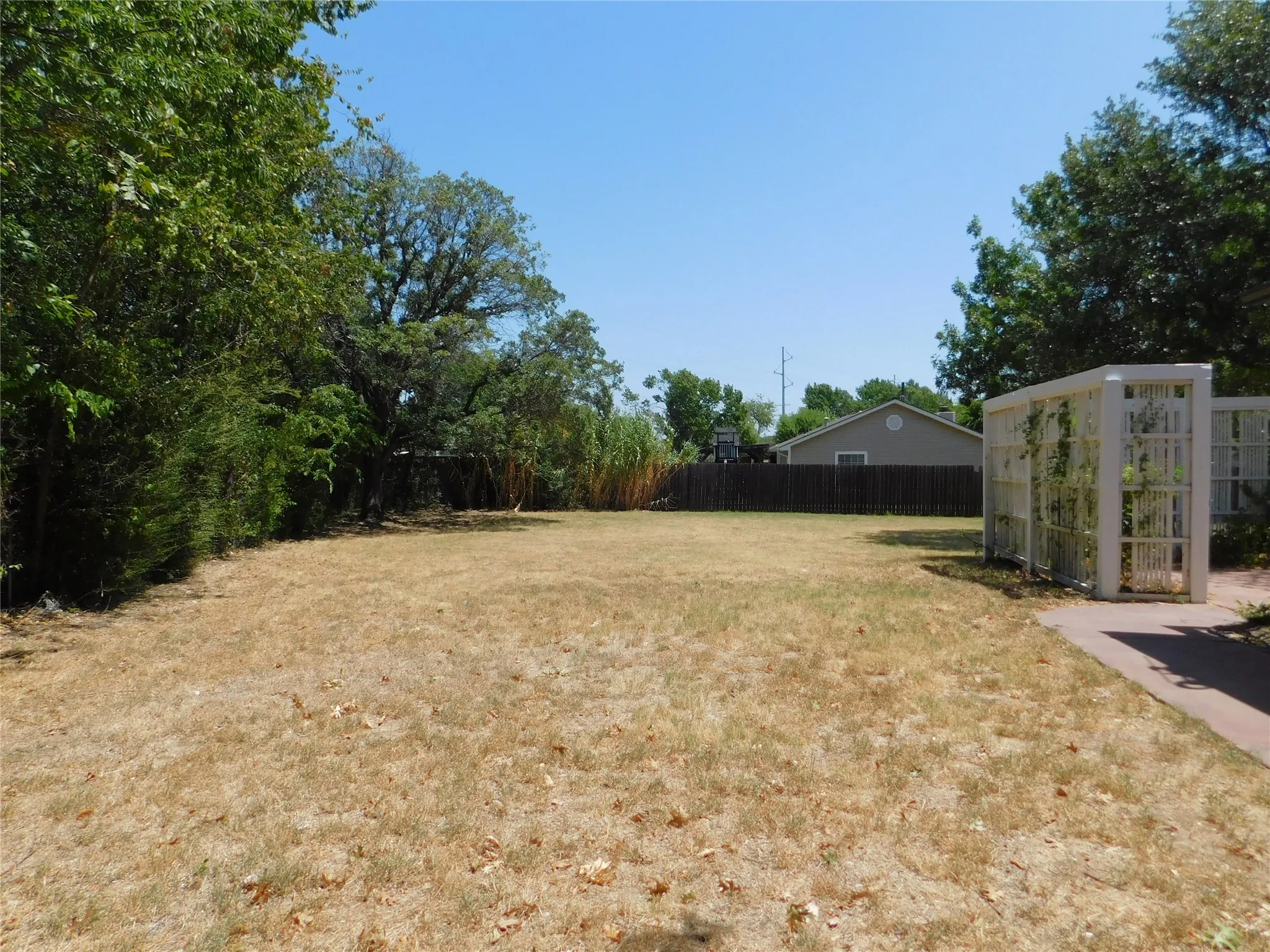 Single Family Residence For Rent in Denton County , 404 Woodson Circle, Denton, Texas 76209, 3 Bedroom, 2 Bathroom, 2 Garage spaces, 1,173 Sqft, built in 1984, mls#21358735, Real Estate Agent in Denton, Homes For Rent in Denton county, Homes For Rent in Denton, Realtor in Denton Texas, Real Estate Brokerage Independent Realty Texas, Luminita Cordes Realtor