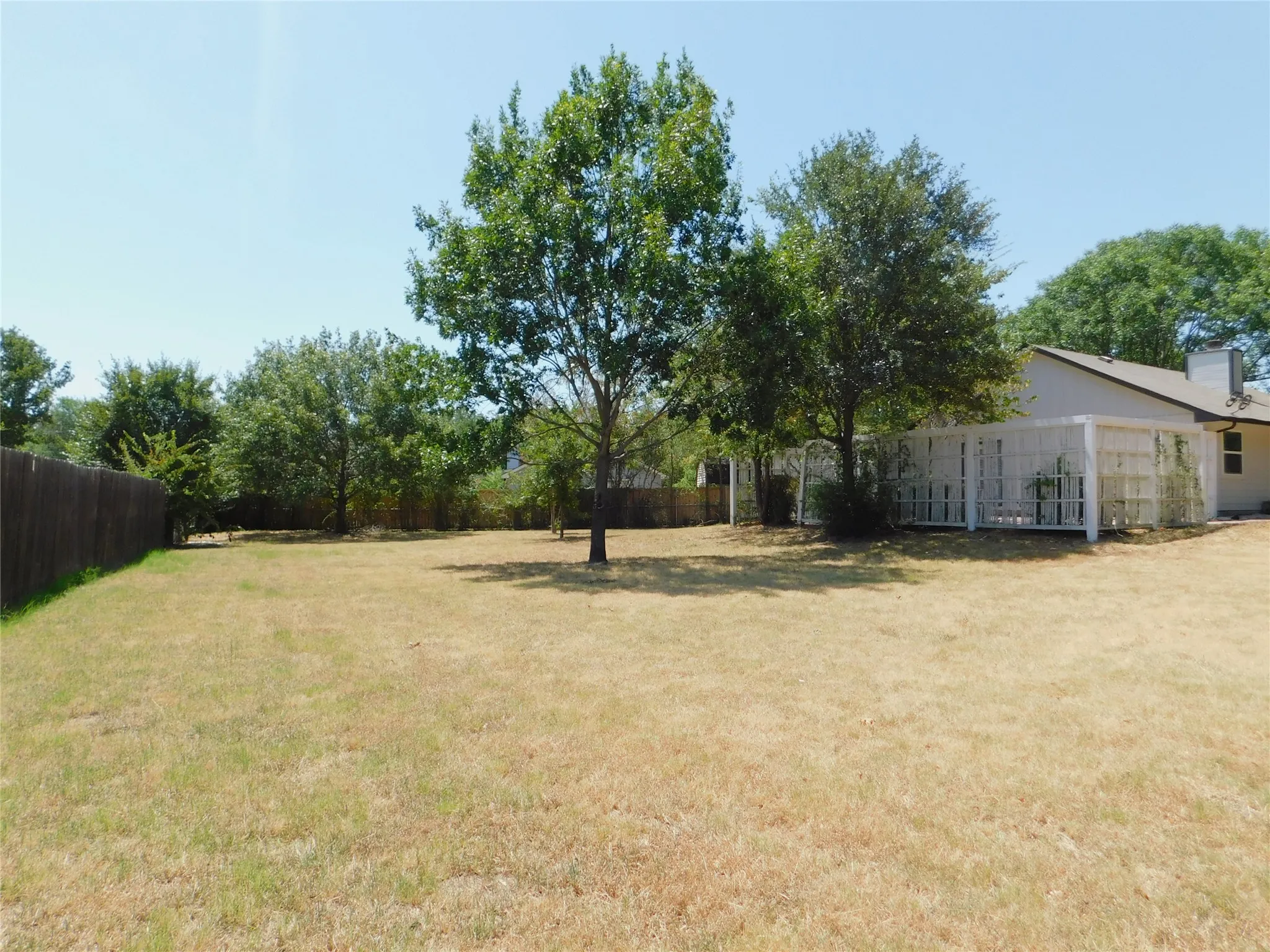 Single Family Residence For Rent in Denton County , 404 Woodson Circle, Denton, Texas 76209, 3 Bedroom, 2 Bathroom, 2 Garage spaces, 1,173 Sqft, built in 1984, mls#21358735, Real Estate Agent in Denton, Homes For Rent in Denton county, Homes For Rent in Denton, Realtor in Denton Texas, Real Estate Brokerage Independent Realty Texas, Luminita Cordes Realtor